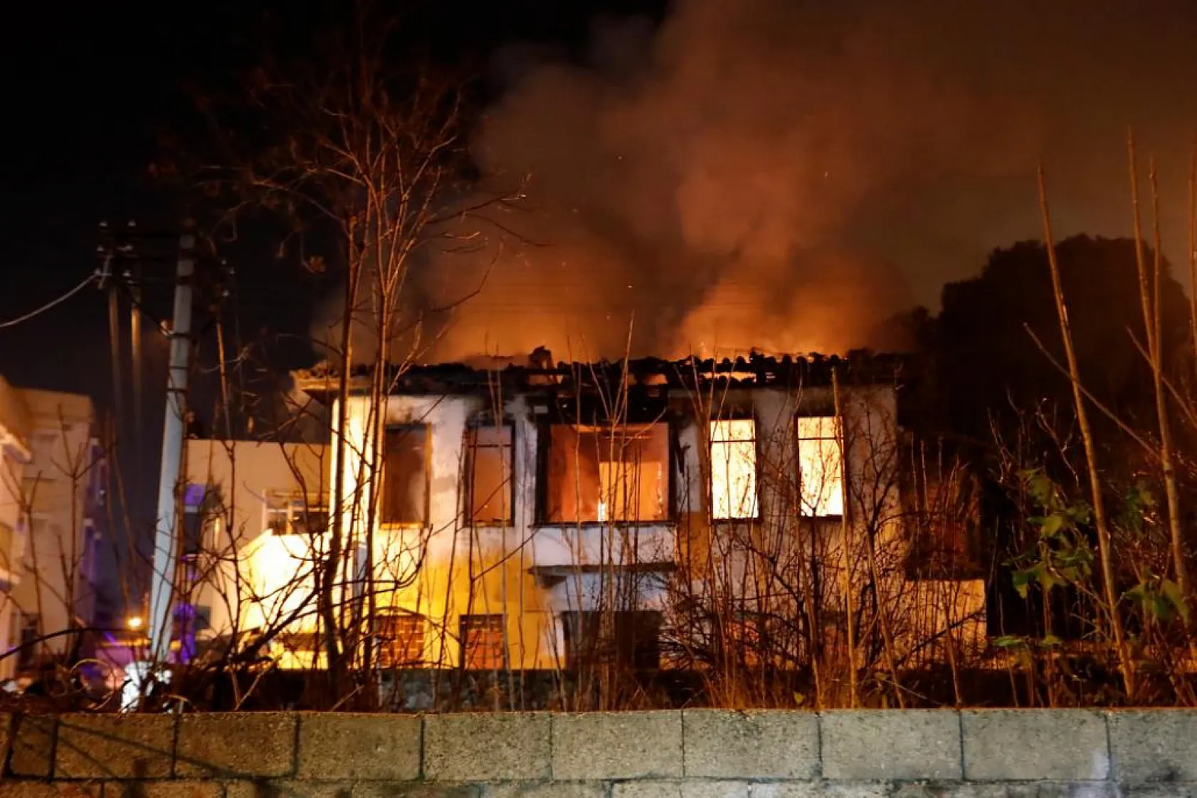 150 yıllık tarihi ev alev alev yandı, mahalleli sokağa döküldü