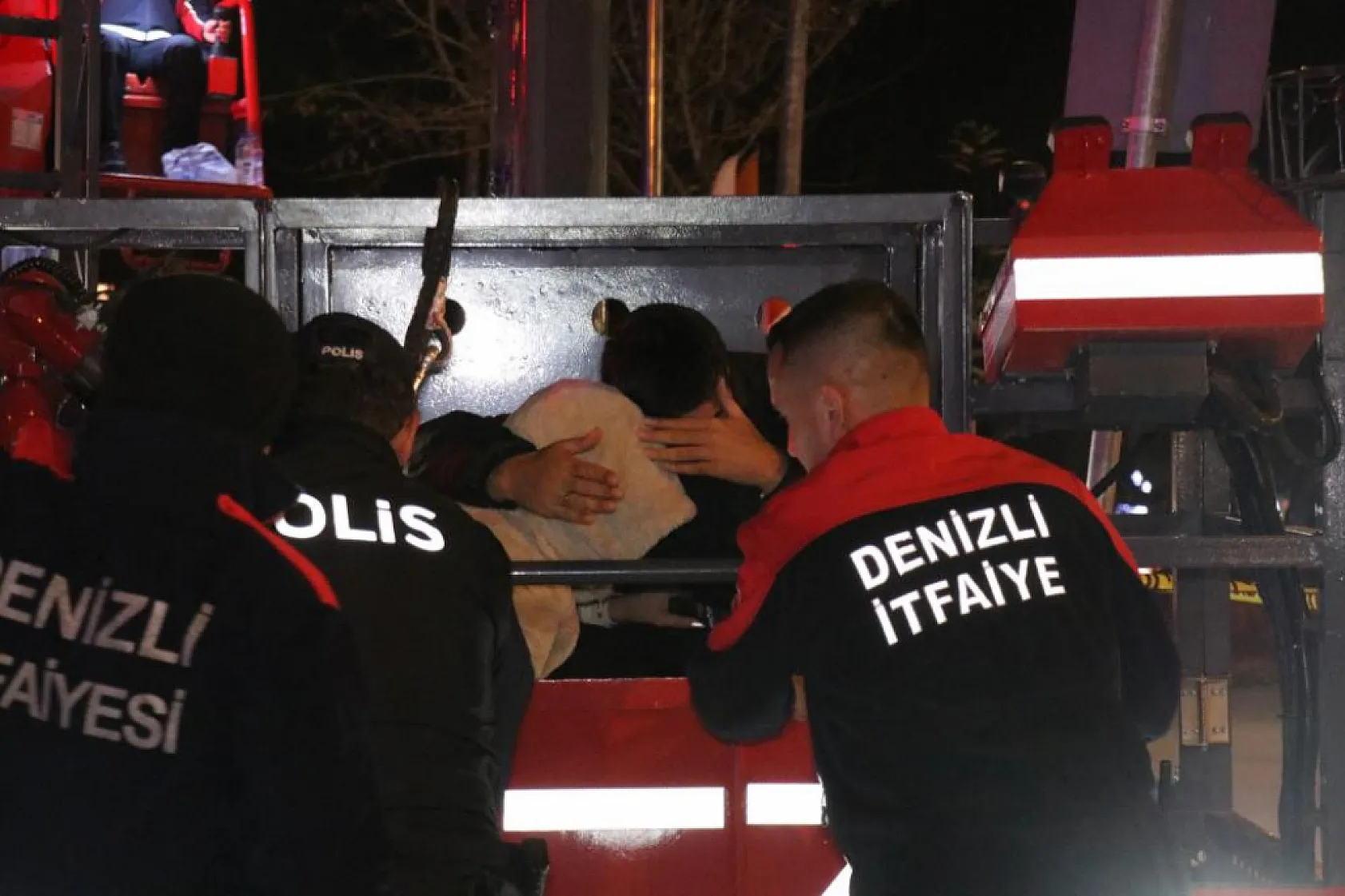 Denizli'de yangın panik yarattı! Mahsur kalanların çektiği o anlar tüyler ürpertti