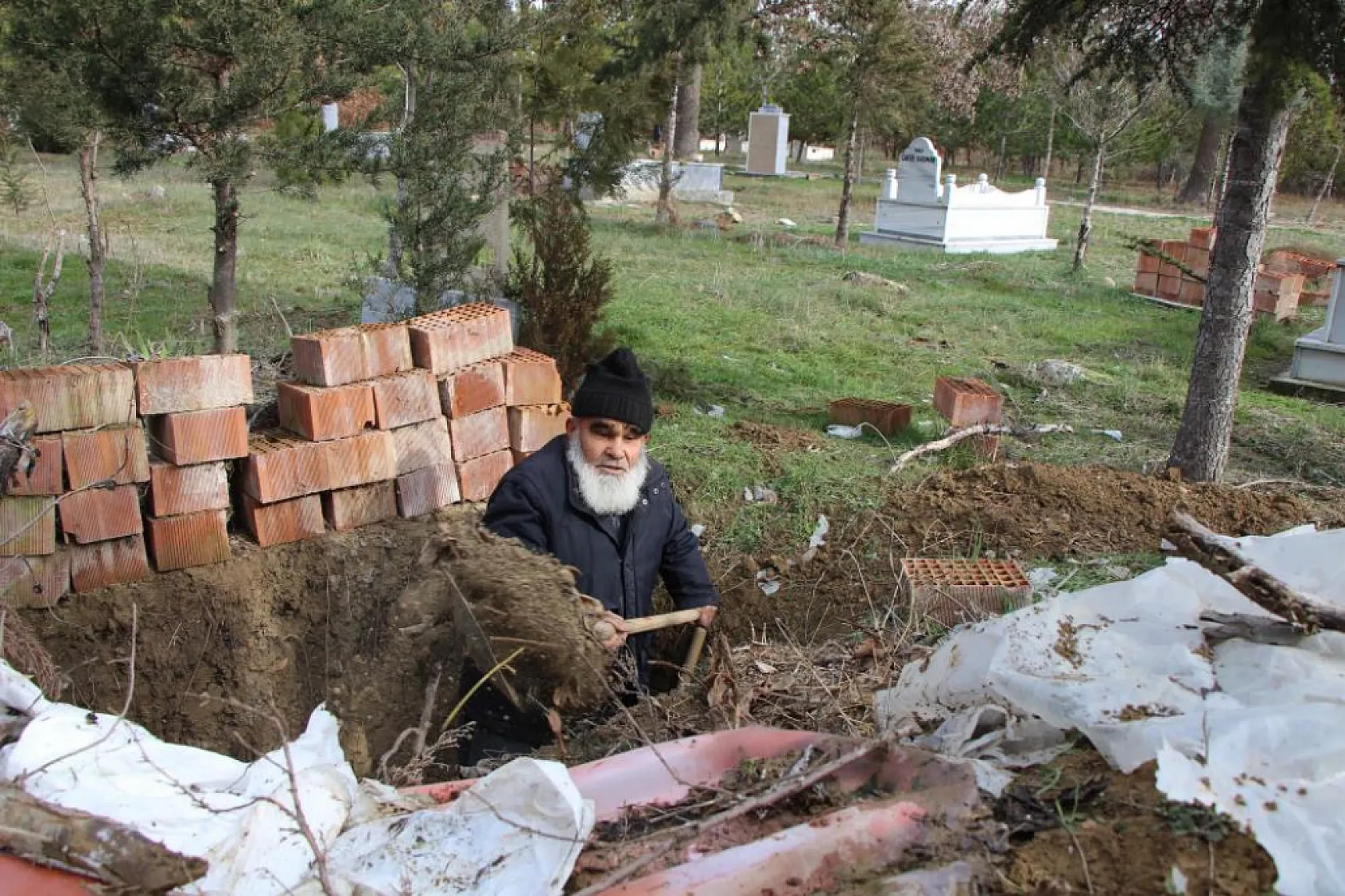 Ölmeden kazdığı mezarına geceleri girip yatıyor