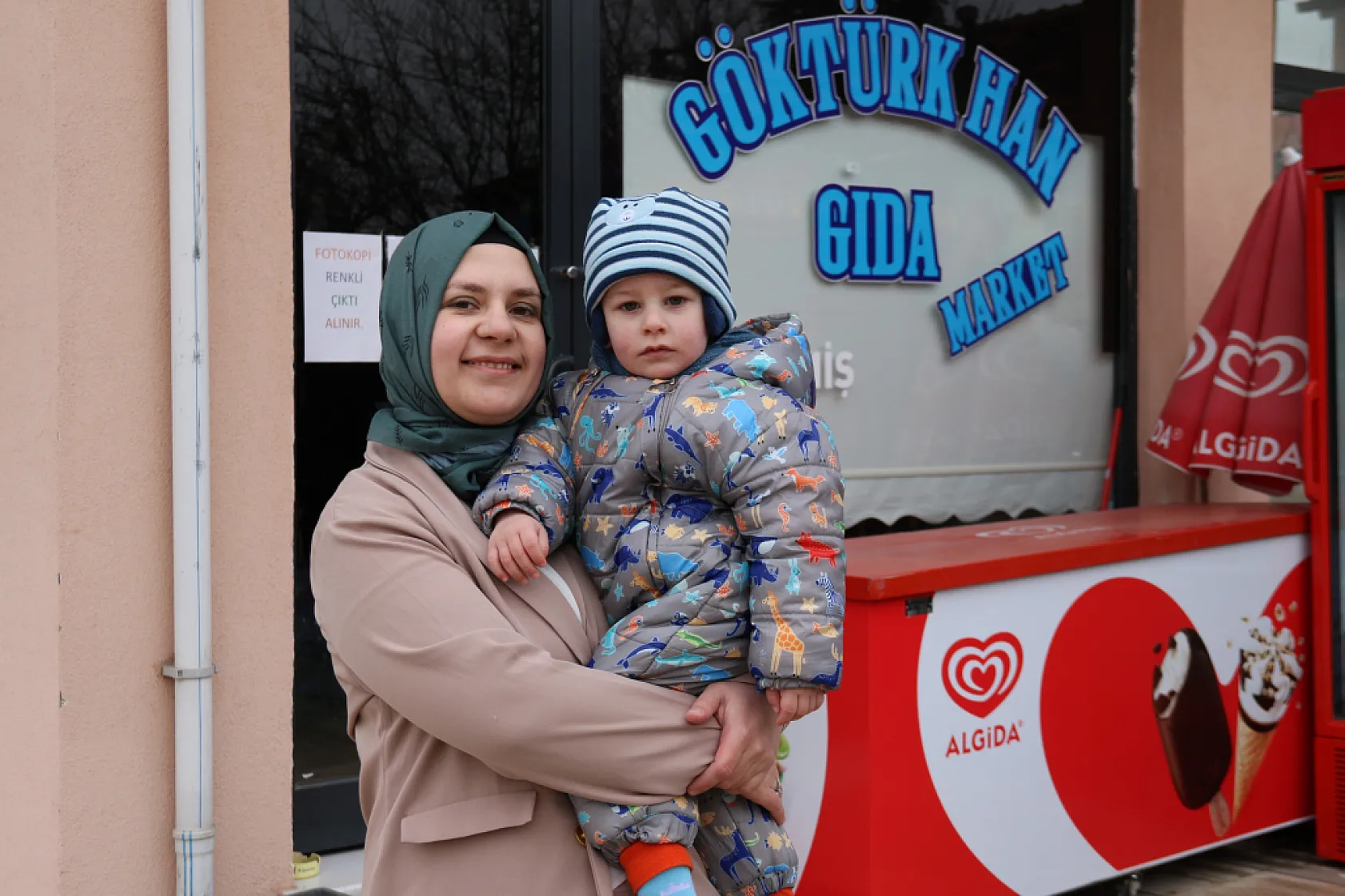 Azimli anne devlet desteği ile açtığı marketi işletip bebeğini reyonlar arasında büyüttü