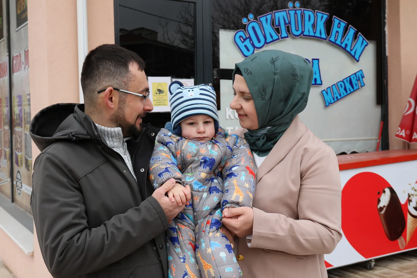 Azimli anne devlet desteği ile açtığı marketi işletip bebeğini reyonlar arasında büyüttü