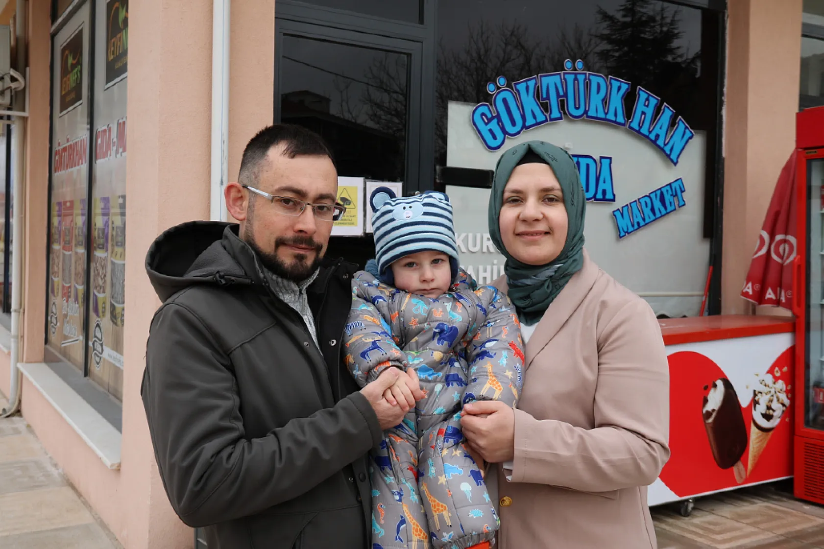 Azimli anne devlet desteği ile açtığı marketi işletip bebeğini reyonlar arasında büyüttü