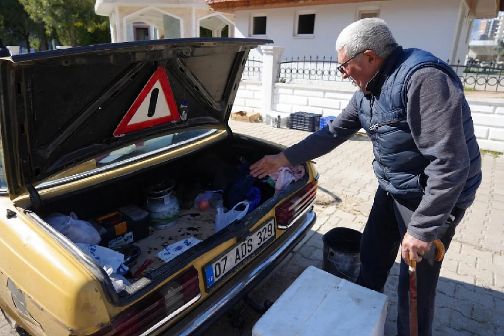 Sosyal medyadan tanışıp evlenen 62 yaşındaki adam, 4 aydır hayatını arabasının içinde geçiriyor