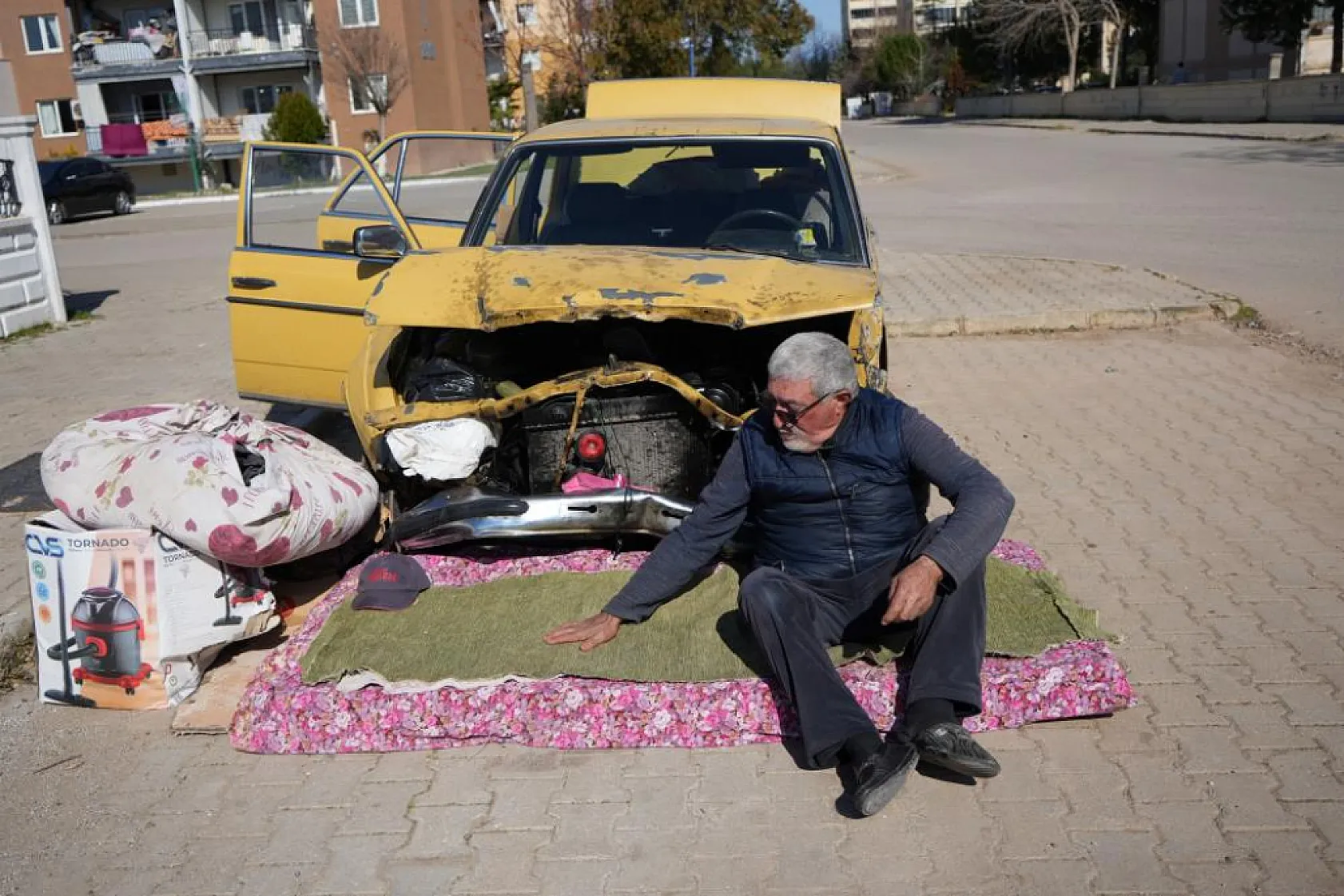 Sosyal medyadan tanışıp evlenen 62 yaşındaki adam, 4 aydır hayatını arabasının içinde geçiriyor
