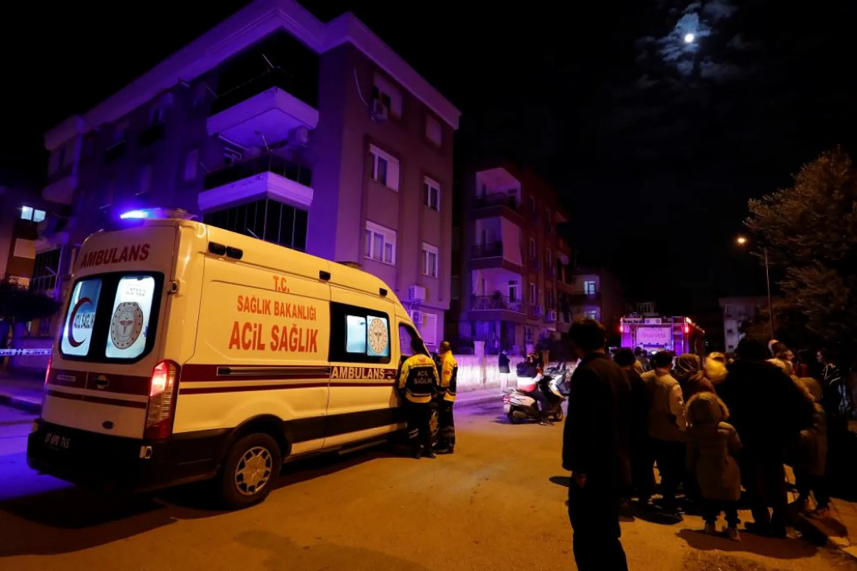 Balkona stoklanan cep telefonu bataryaları bomba gibi patladı, mahalleli sokağa döküldü