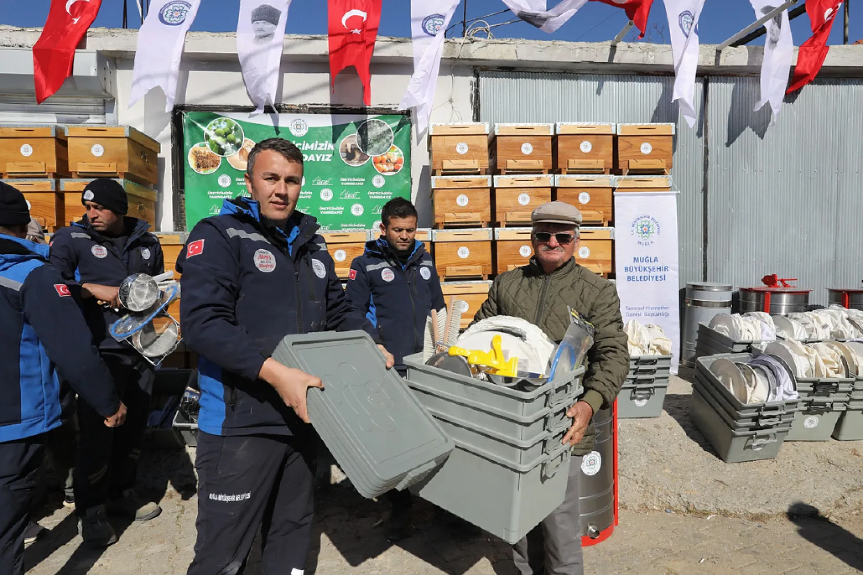 Yangın mağduru arıcılara Muğla Büyükşehir'den can suyu