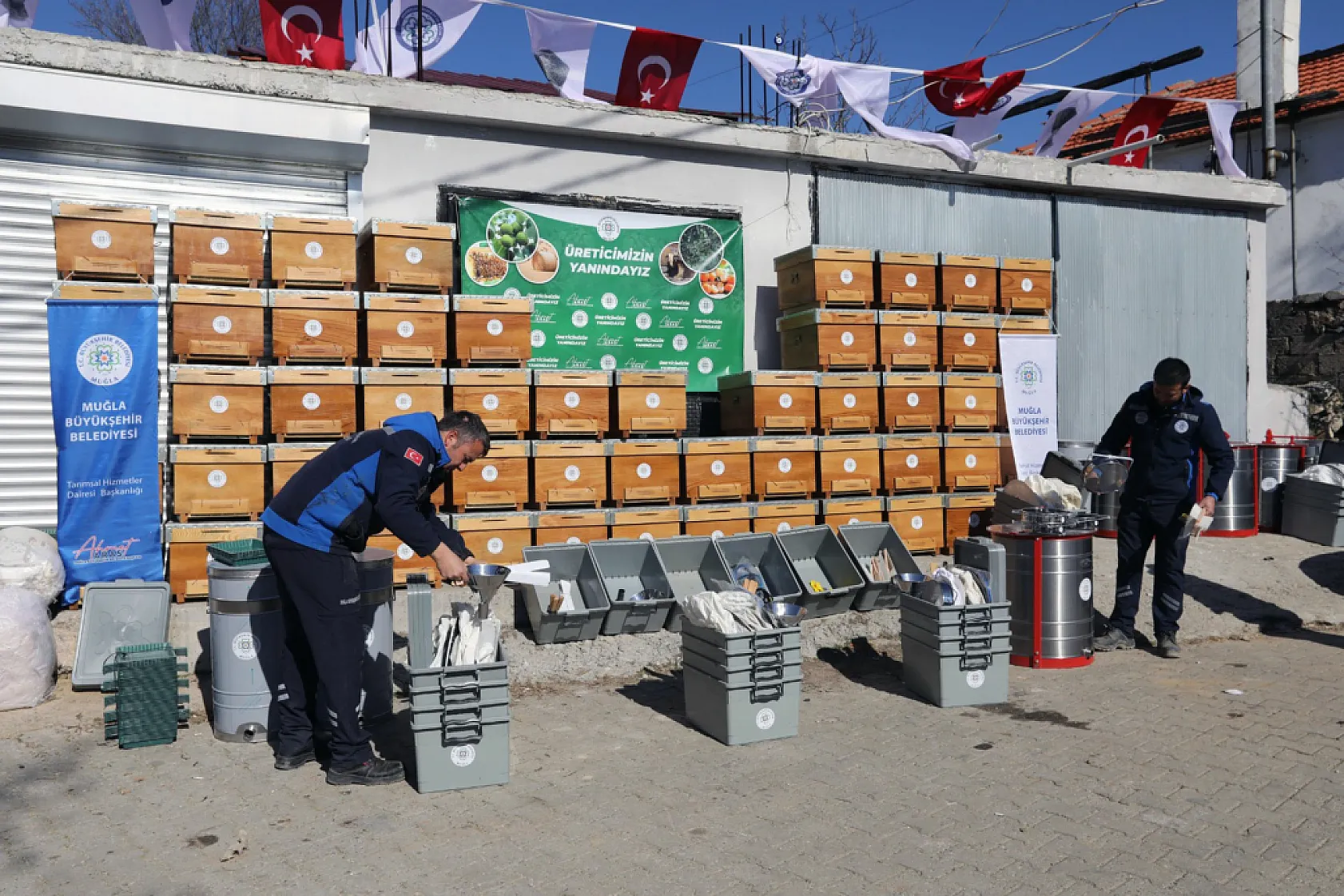 Yangın mağduru arıcılara Muğla Büyükşehir'den can suyu