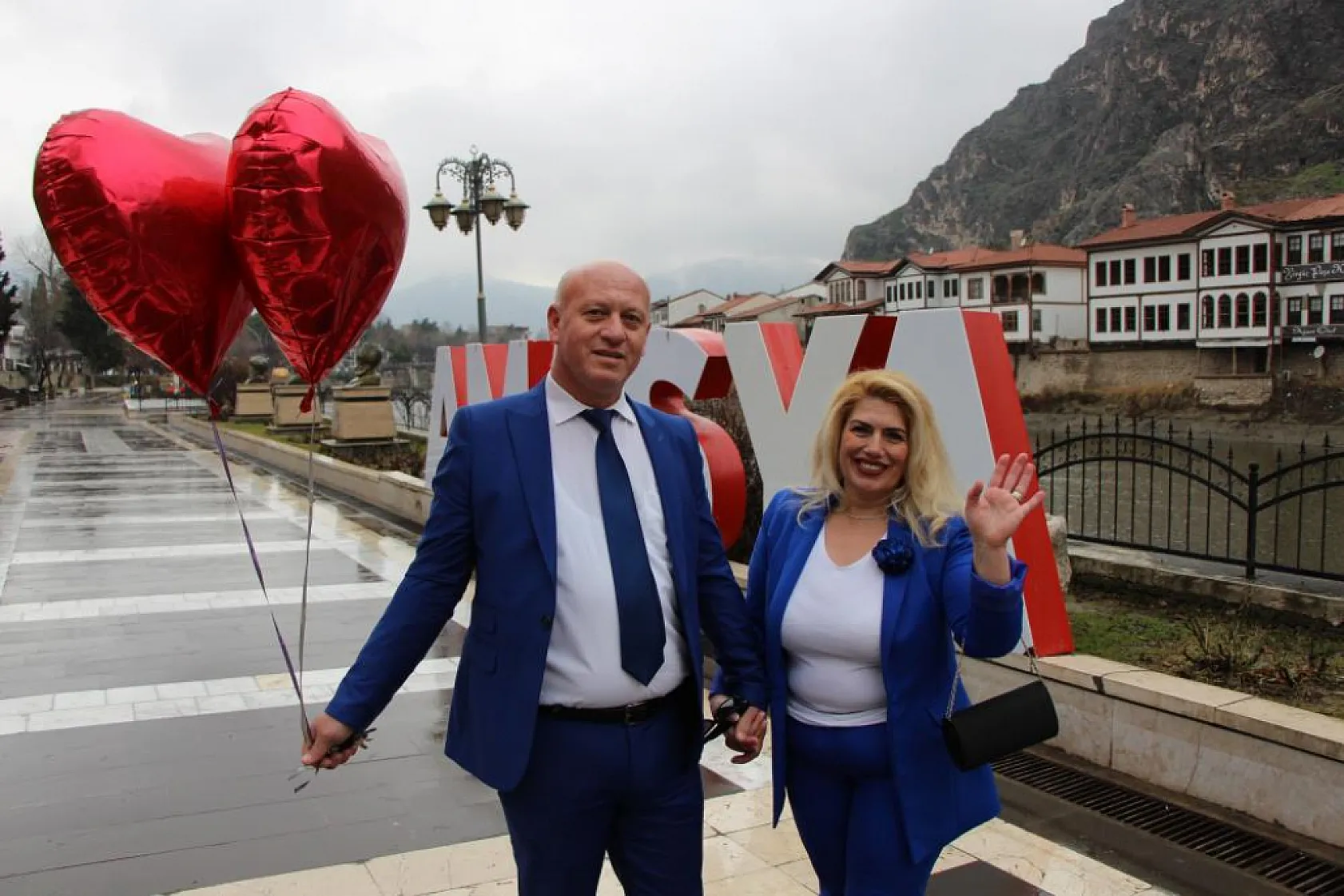 26 yıldır aynı renk giyiniyorlar! Türkiye'nin en renkli aşıkları şaşırtıyor!