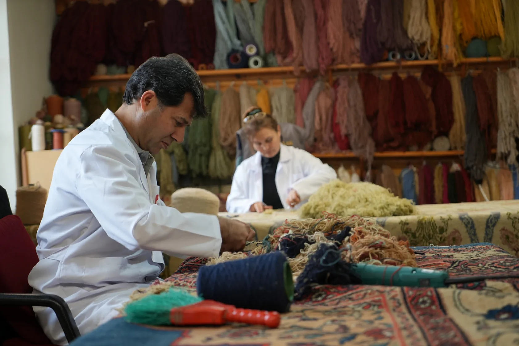 200 yıllık saray halıları usta ellerde yeniden hayat buluyor