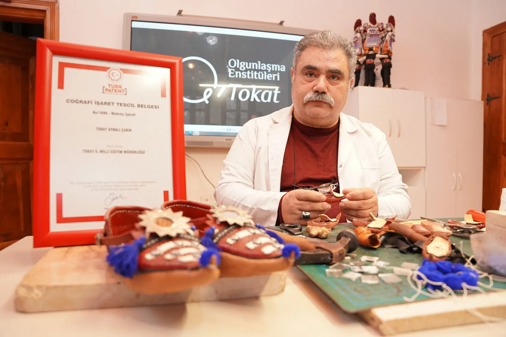 Eskiden gelinlerin vazgeçilmezi olan tescilli aynalı çarıklar günümüzde anahtarlık olarak kullanılıyor