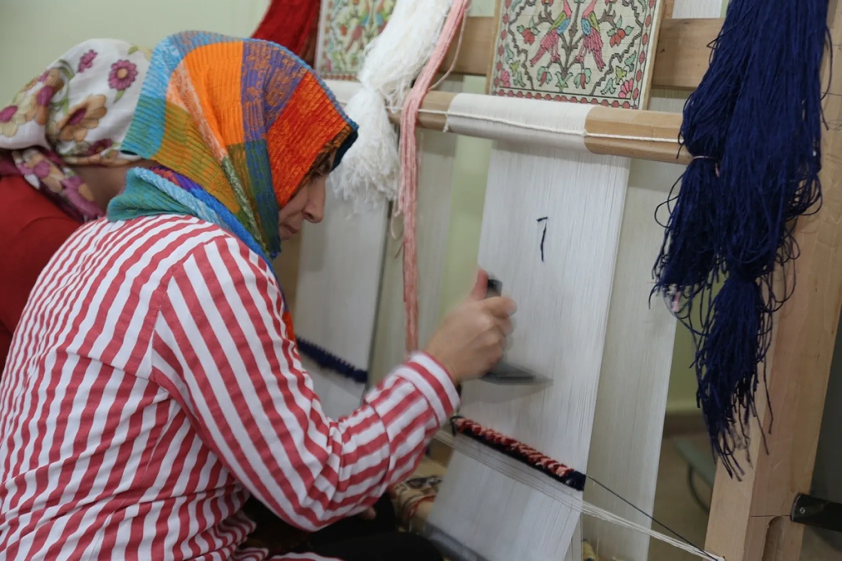 İş ayırt etmeyen kadınlar kaynak da yapıyor halı da dokuyor