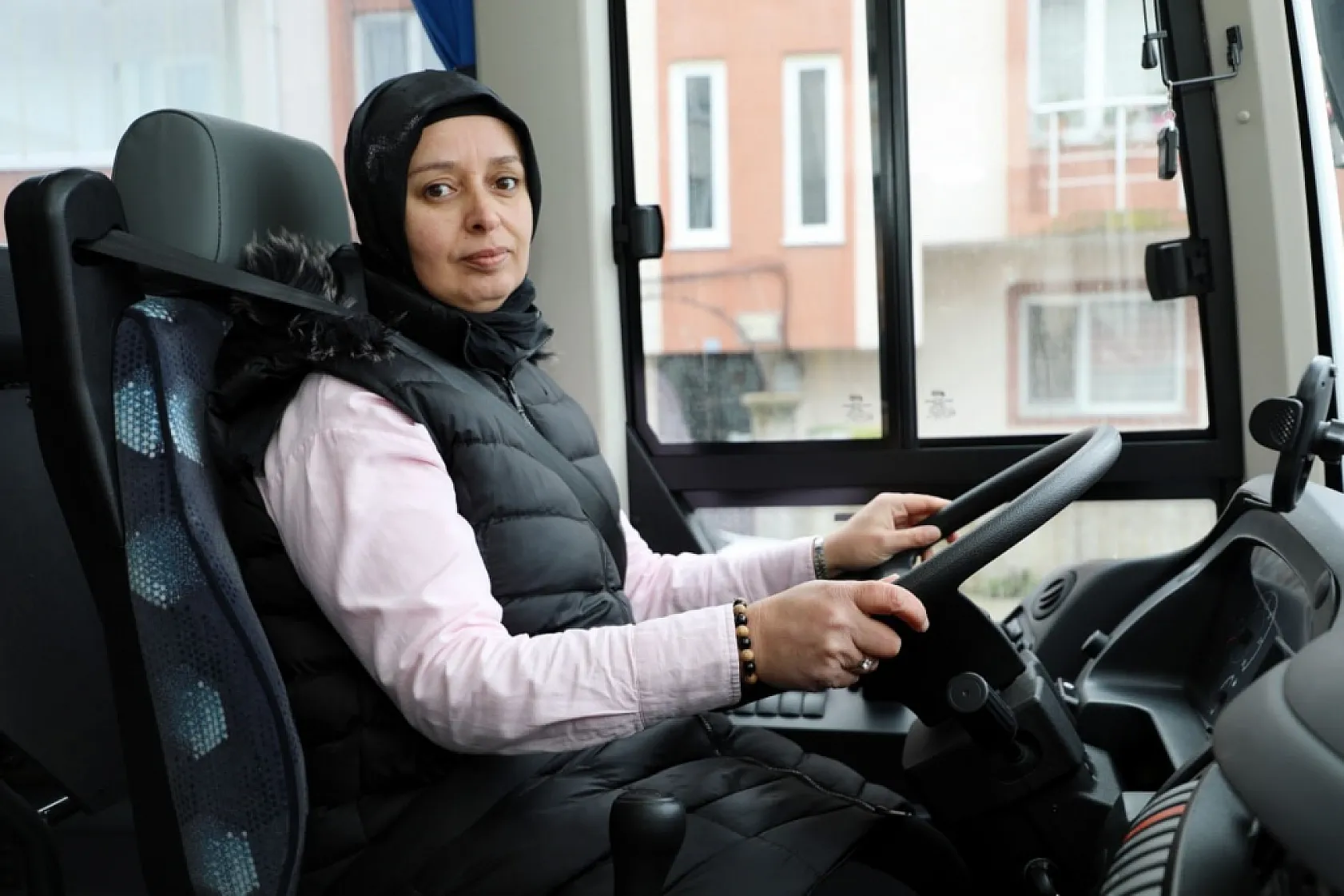 Servis şoförlüğü yapan 44 yaşındaki kadın, erkeklere taş çıkartıyor