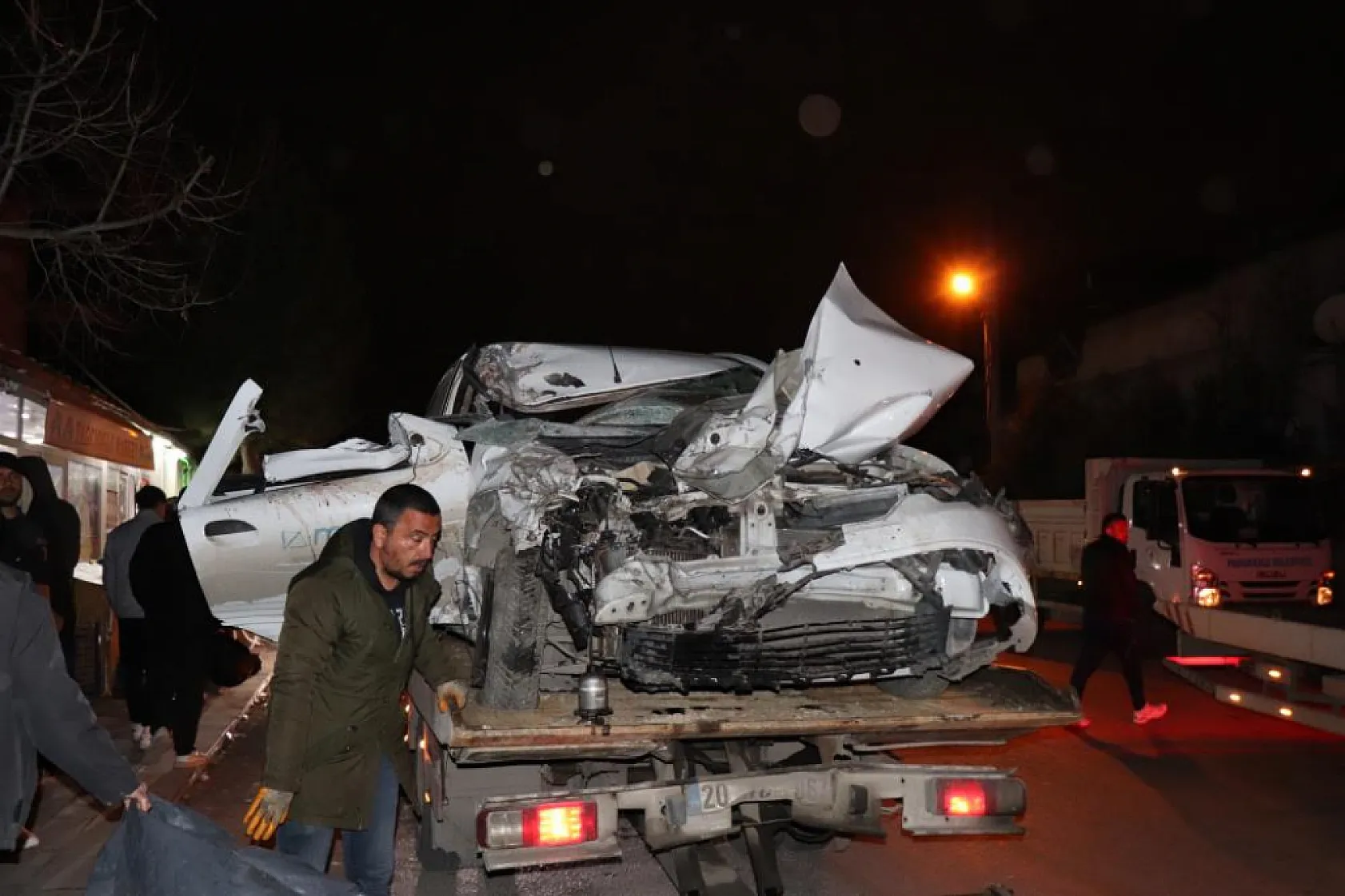 Otomobil, park etmeye çalışan kamyonete çarptı, 17 yaşındaki genç hayatını kaybetti