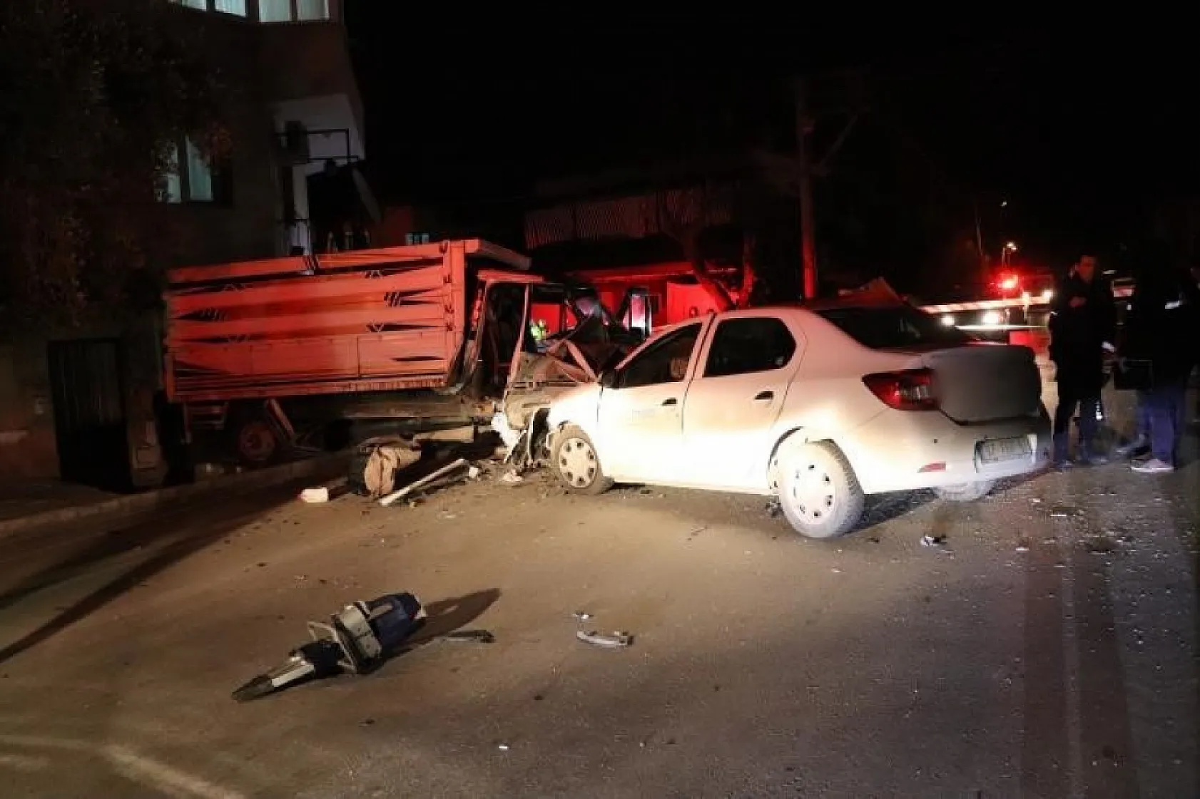Otomobil, park etmeye çalışan kamyonete çarptı, 17 yaşındaki genç hayatını kaybetti
