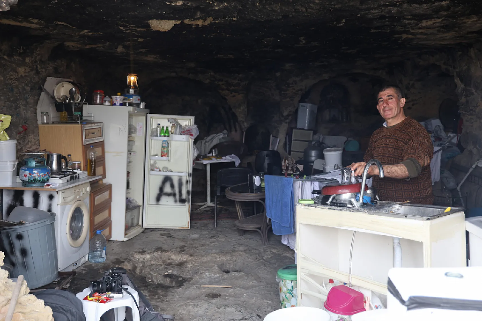 Evini depremde kaybetti, huzuru mağarada buldu