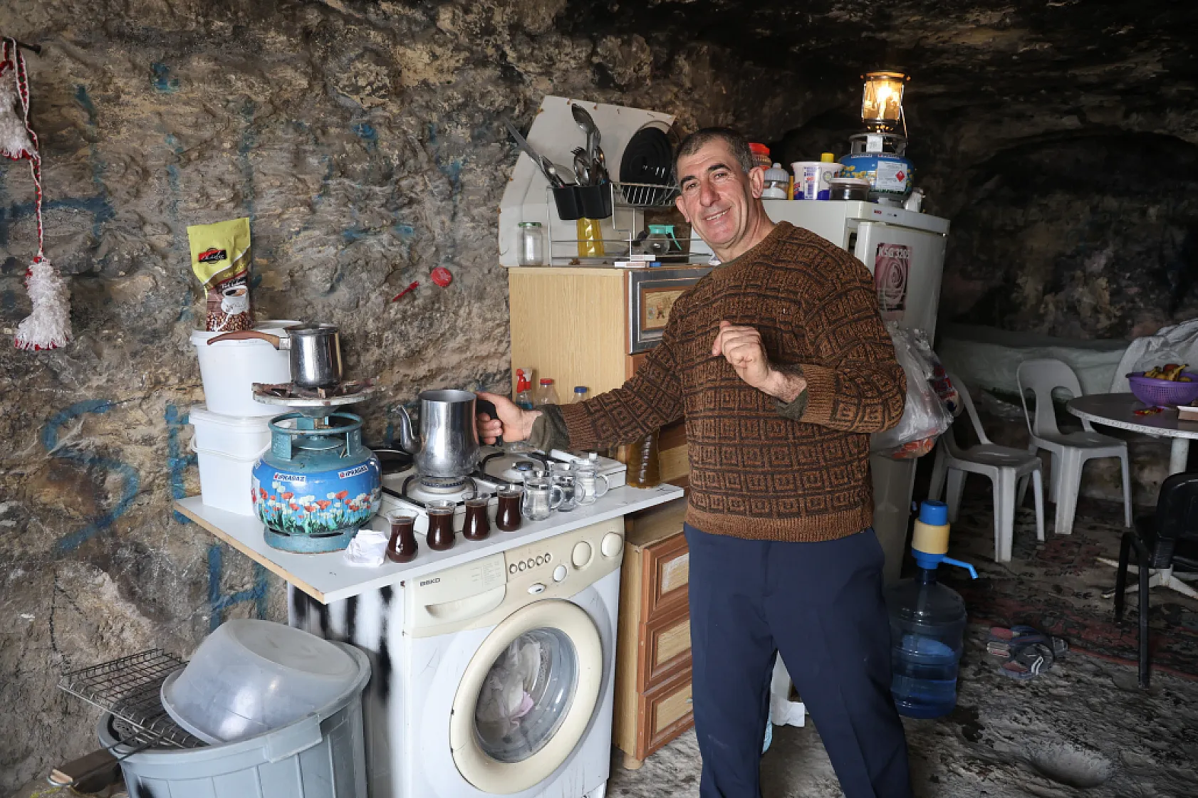 Evini depremde kaybetti, huzuru mağarada buldu