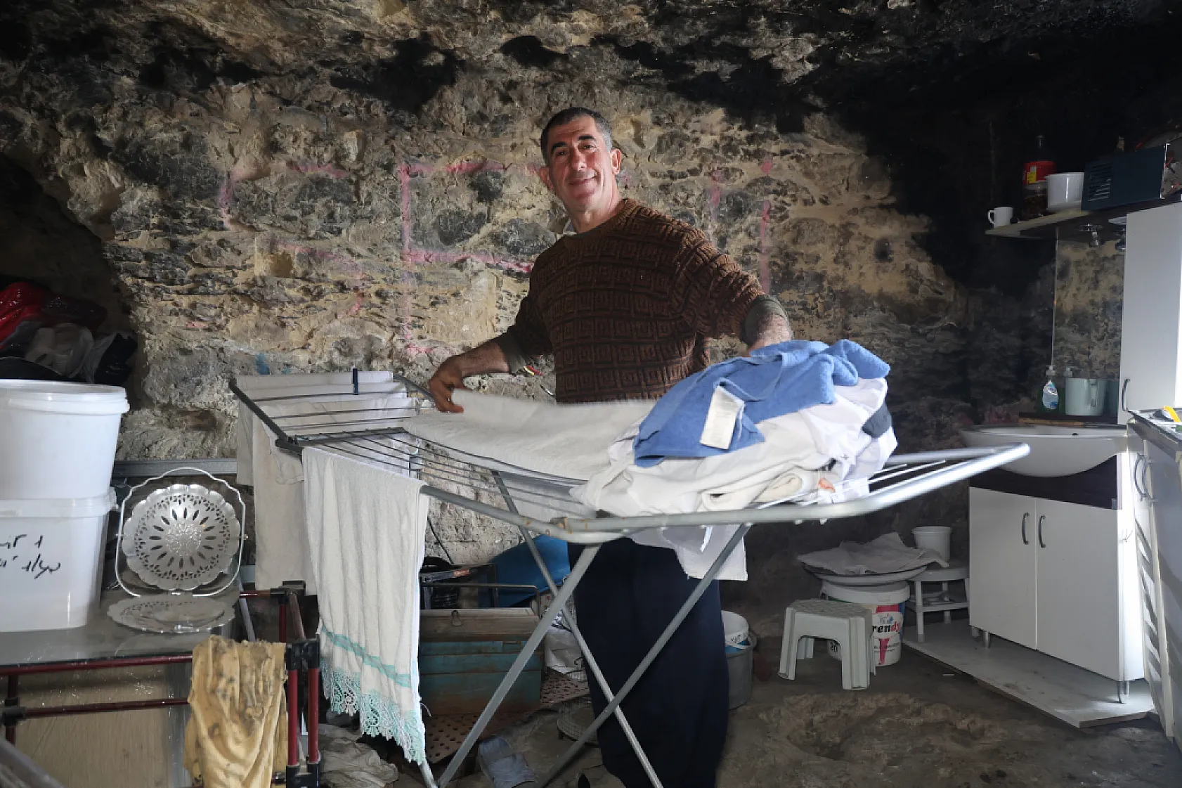Evini depremde kaybetti, huzuru mağarada buldu