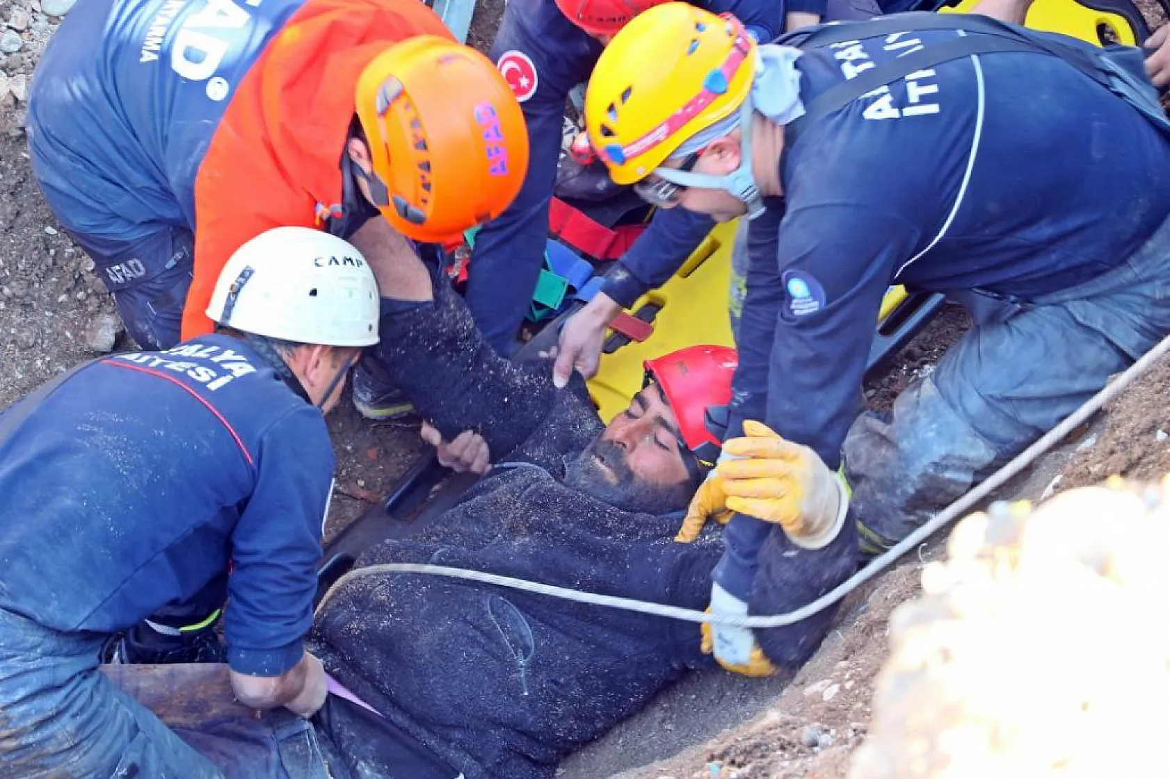 Antalya'da Altyapı Çalışmasında Felaket! İşçi Toprak Altında Kaldı