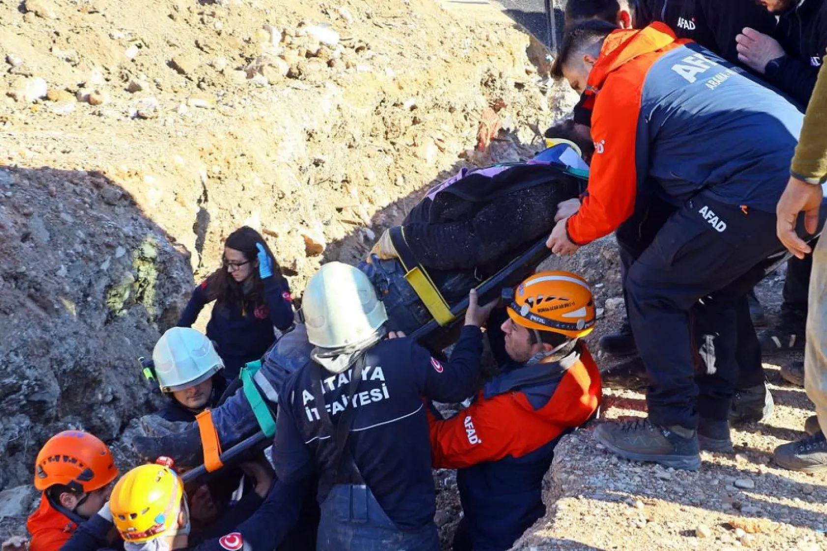 Antalya'da Altyapı Çalışmasında Felaket! İşçi Toprak Altında Kaldı