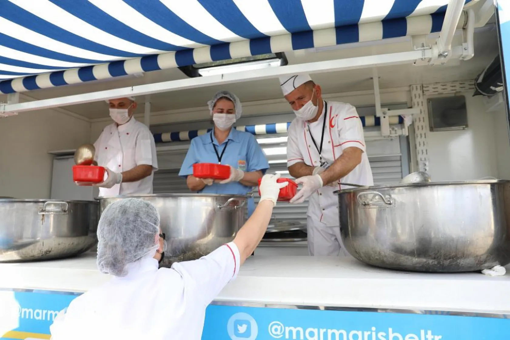 Marmaris'te 2 bin 400 aile için destek paketleri hazırlandı