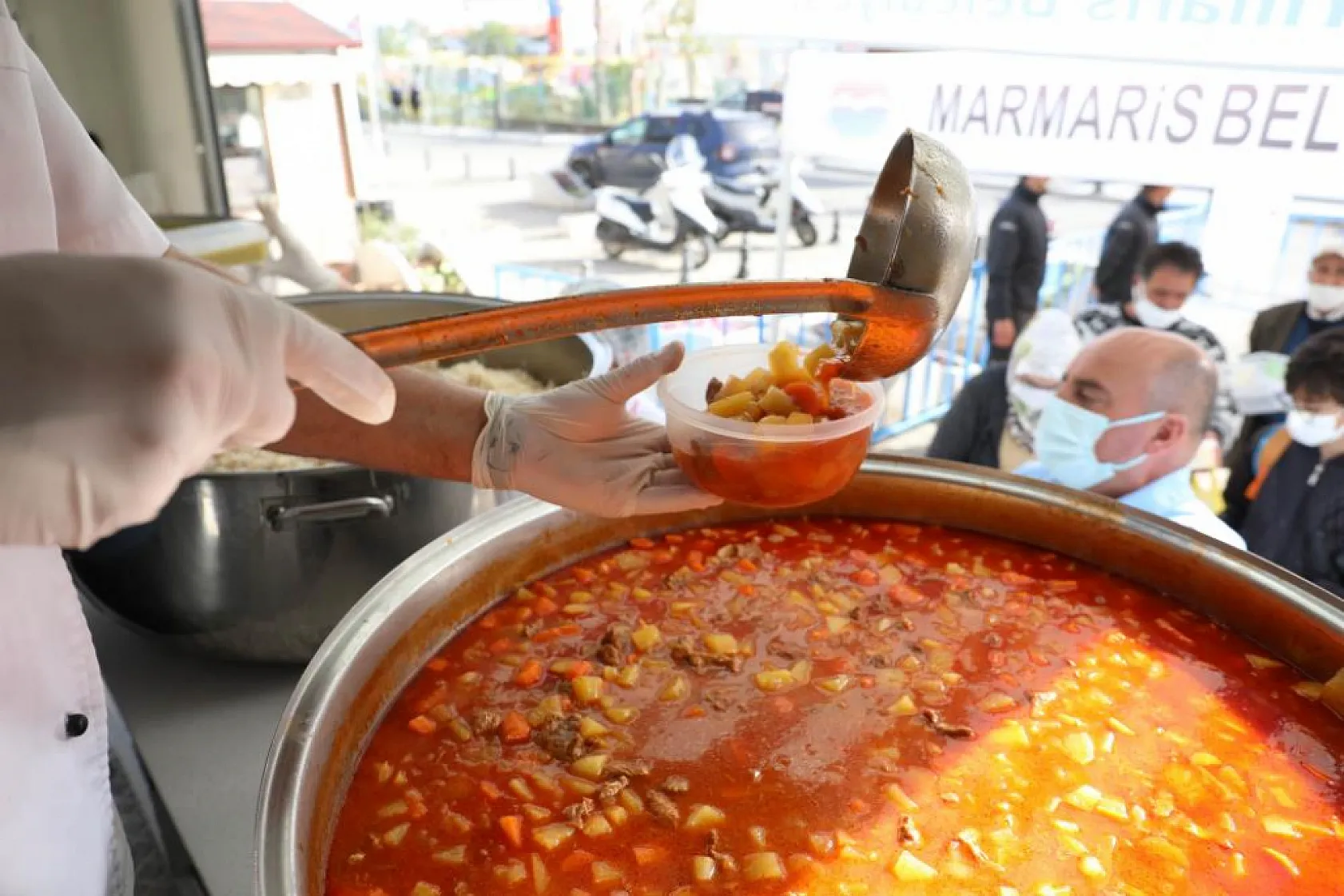 Marmaris'te 2 bin 400 aile için destek paketleri hazırlandı