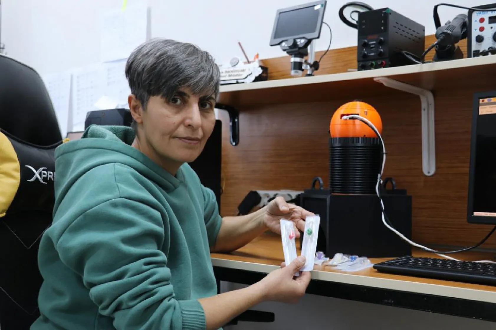 Enkaz altında kalanlardan etkilendi, damar yolu açma robotu geliştirdi