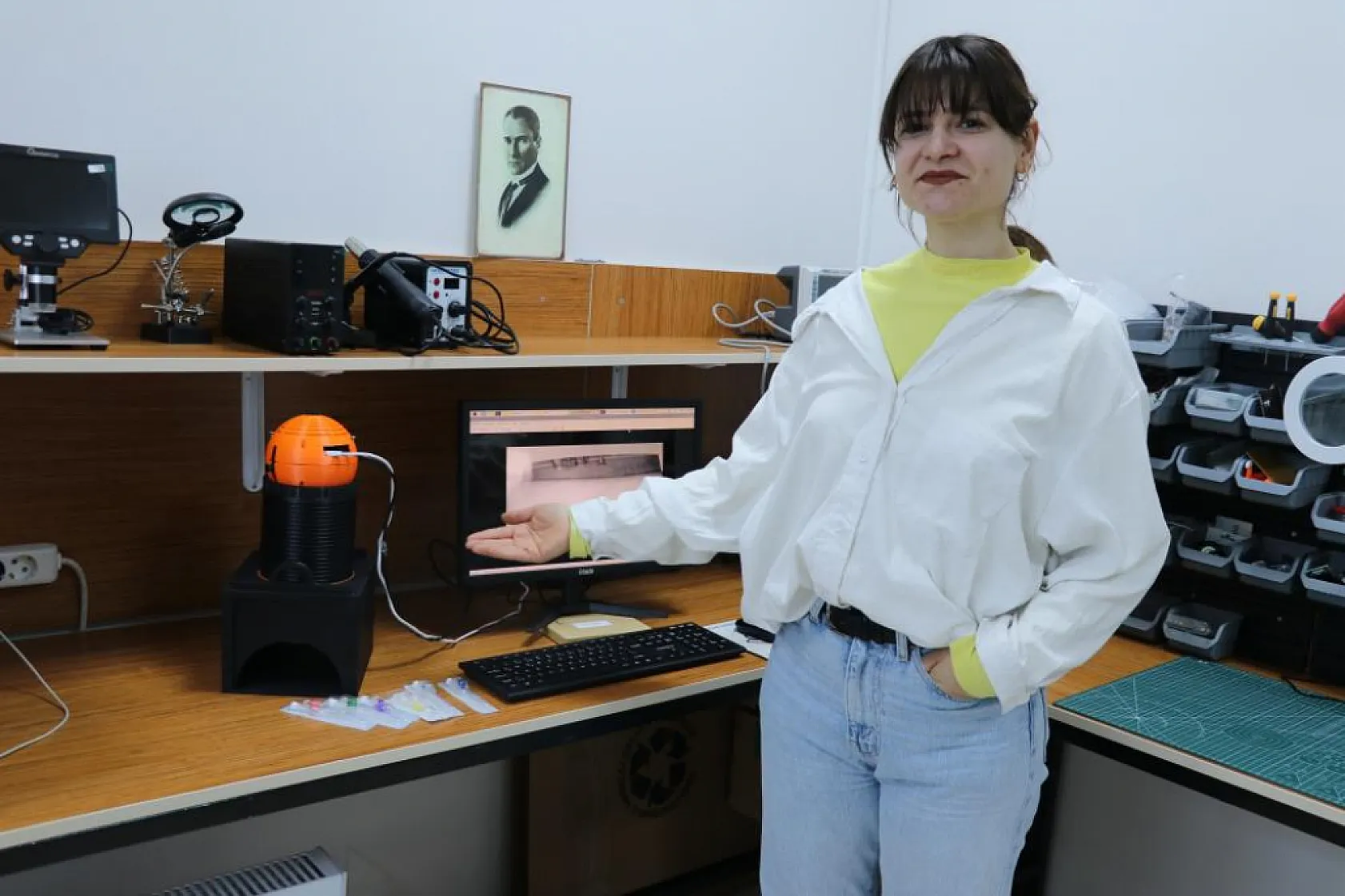 Enkaz altında kalanlardan etkilendi, damar yolu açma robotu geliştirdi