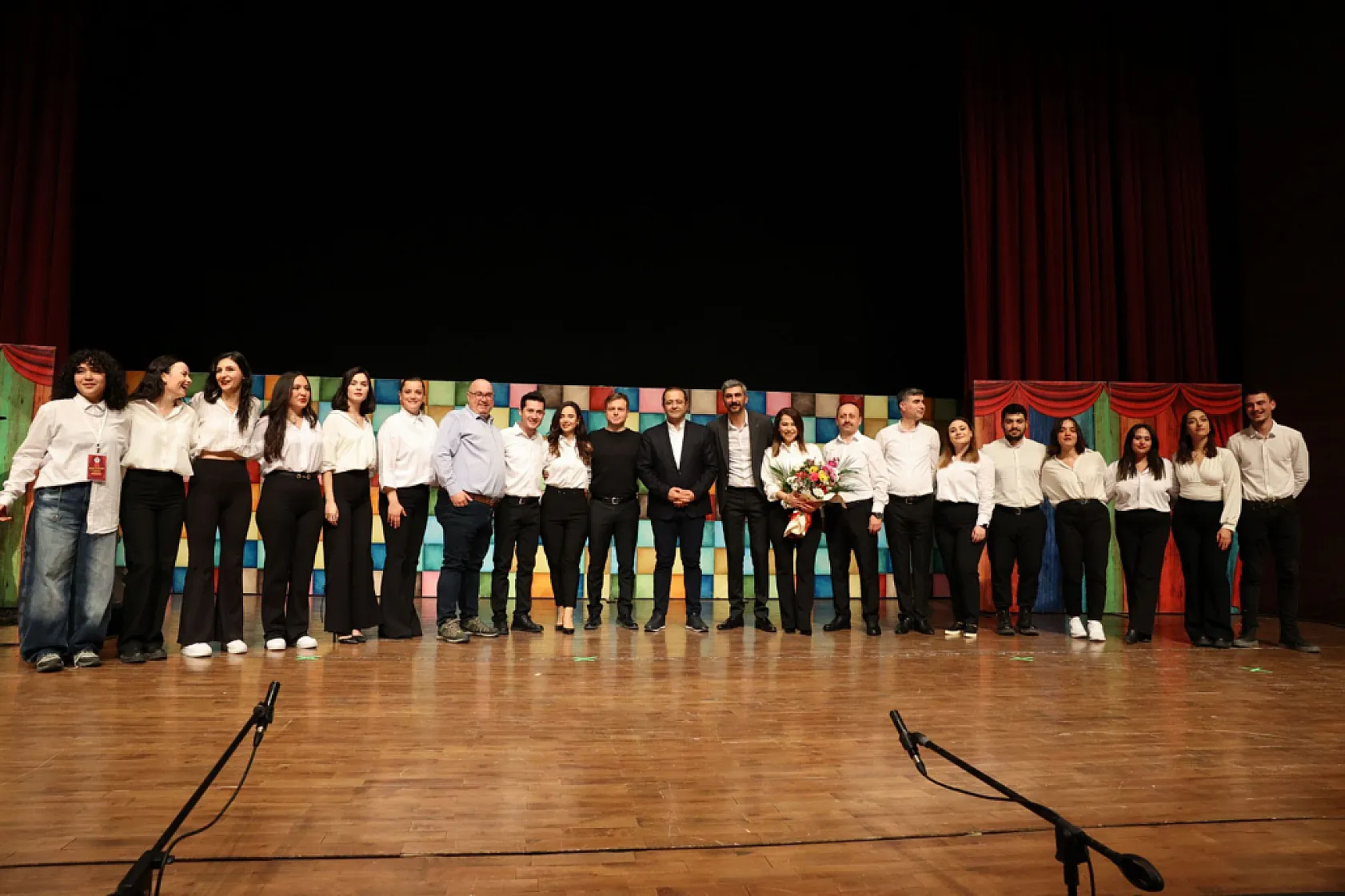 'Bize Gülmek Lazım' izleyicisiyle buluştu