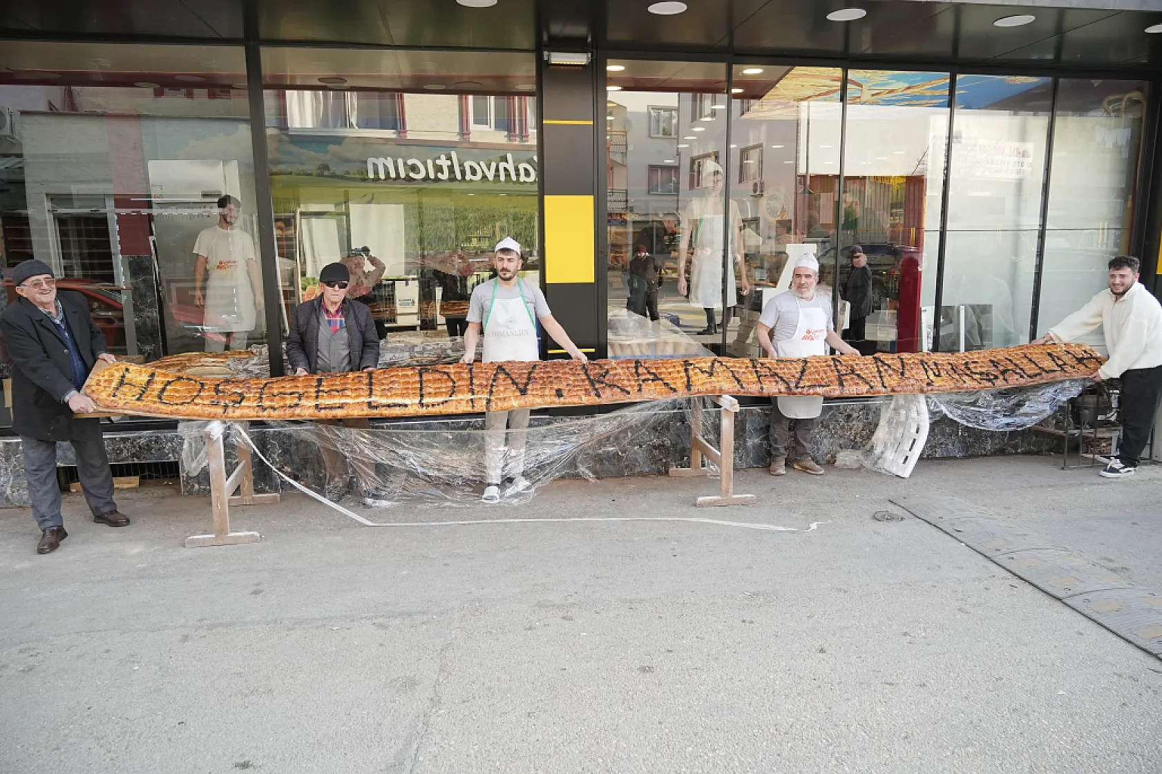 7 metrelik pide görenleri hayrete düşürdü