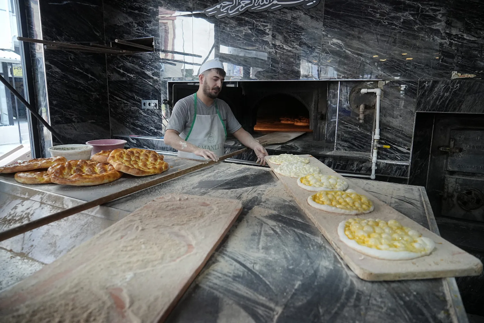 7 metrelik pide görenleri hayrete düşürdü