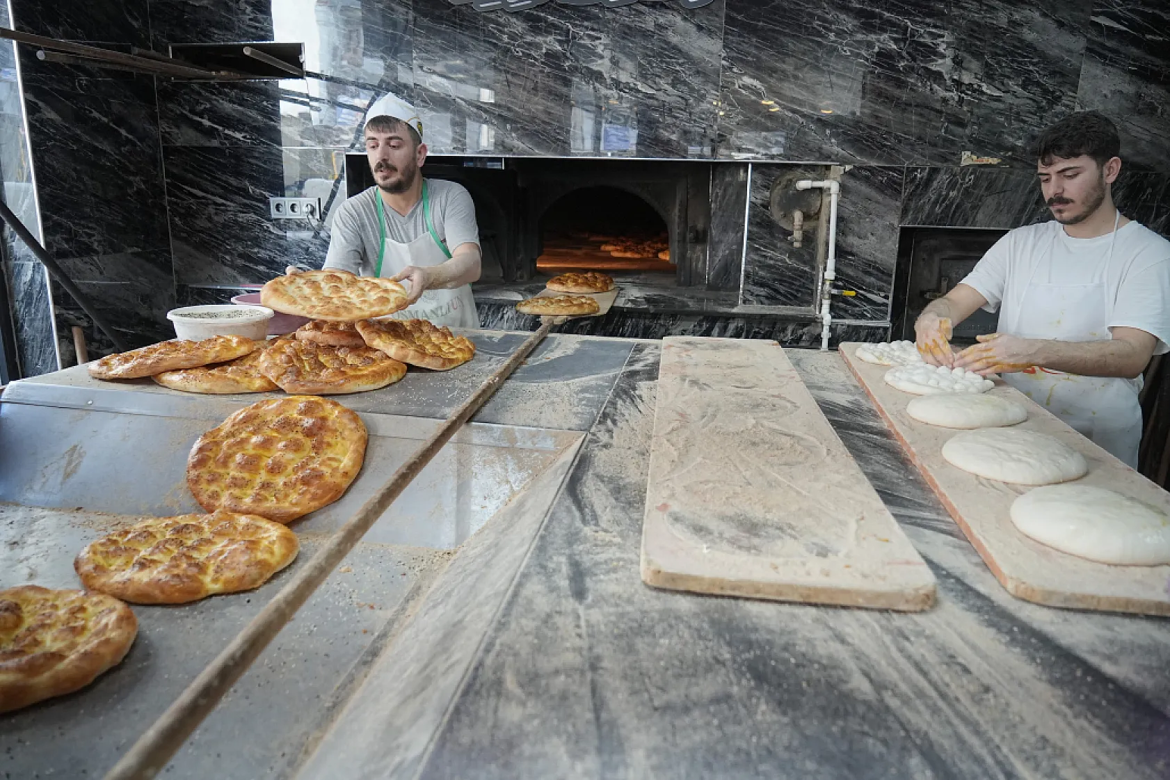 7 metrelik pide görenleri hayrete düşürdü