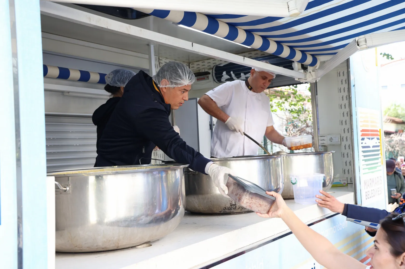 Marmaris Belediyesi'nden her gün 3 çeşit iftarlık