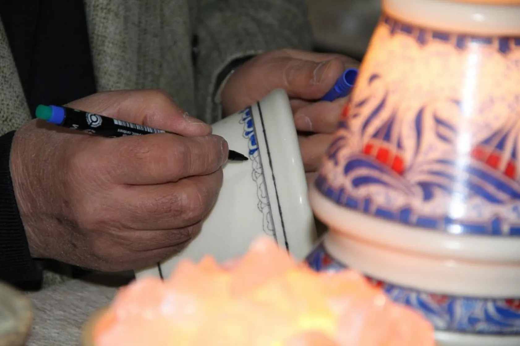 Emekli öğretmen 17 yıldır tuz lambalarına sanatını işliyor