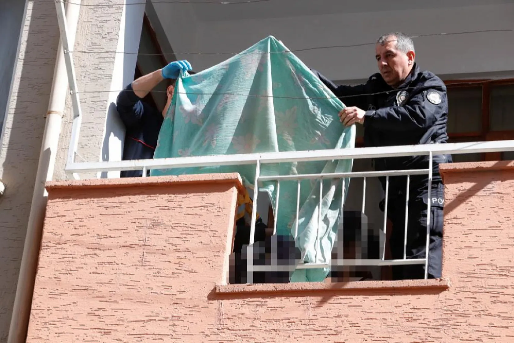 Güneşlenmeye çıkan yaşlı adam balkonunda ölü bulundu