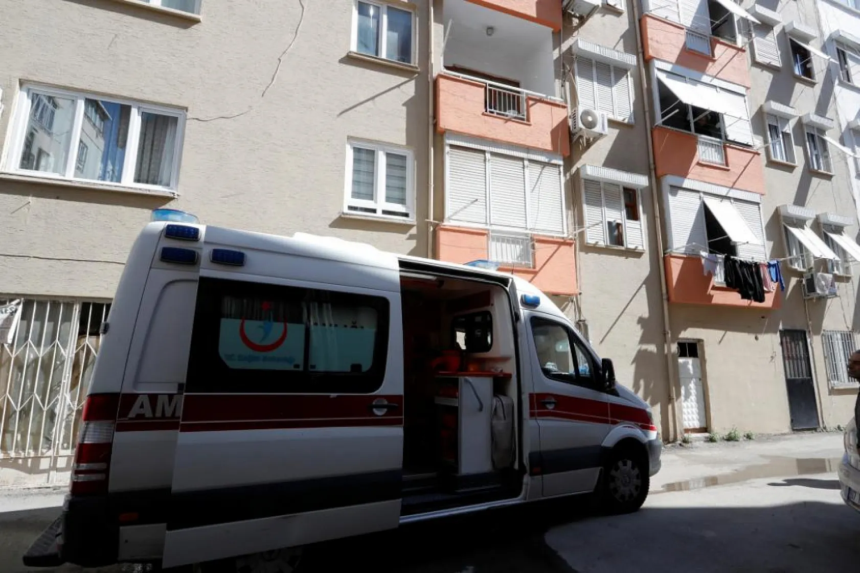 Güneşlenmeye çıkan yaşlı adam balkonunda ölü bulundu