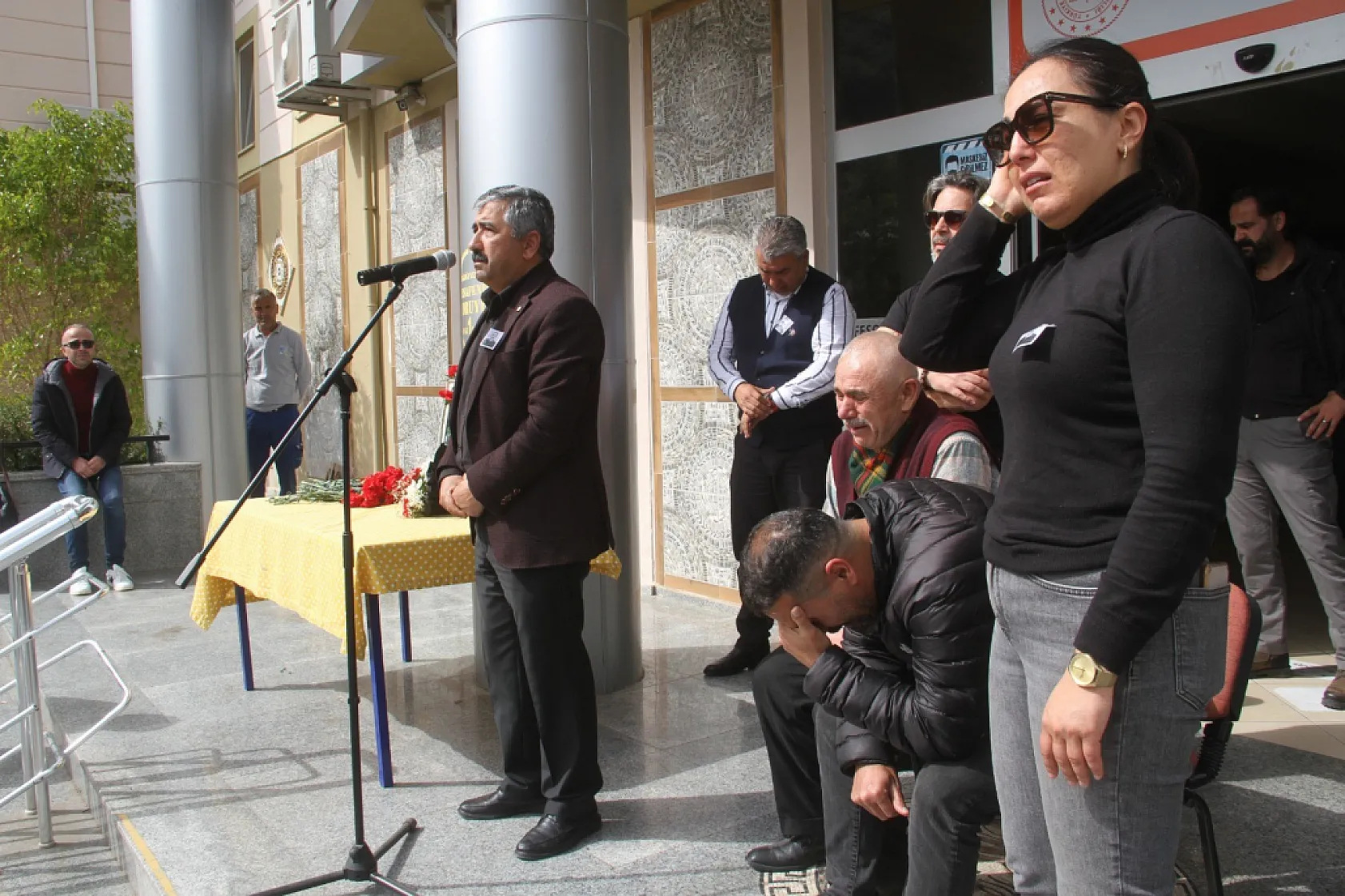 Öğretmen Ballı, son yolculuğuna görev yaptığı okulunda uğurlandı
