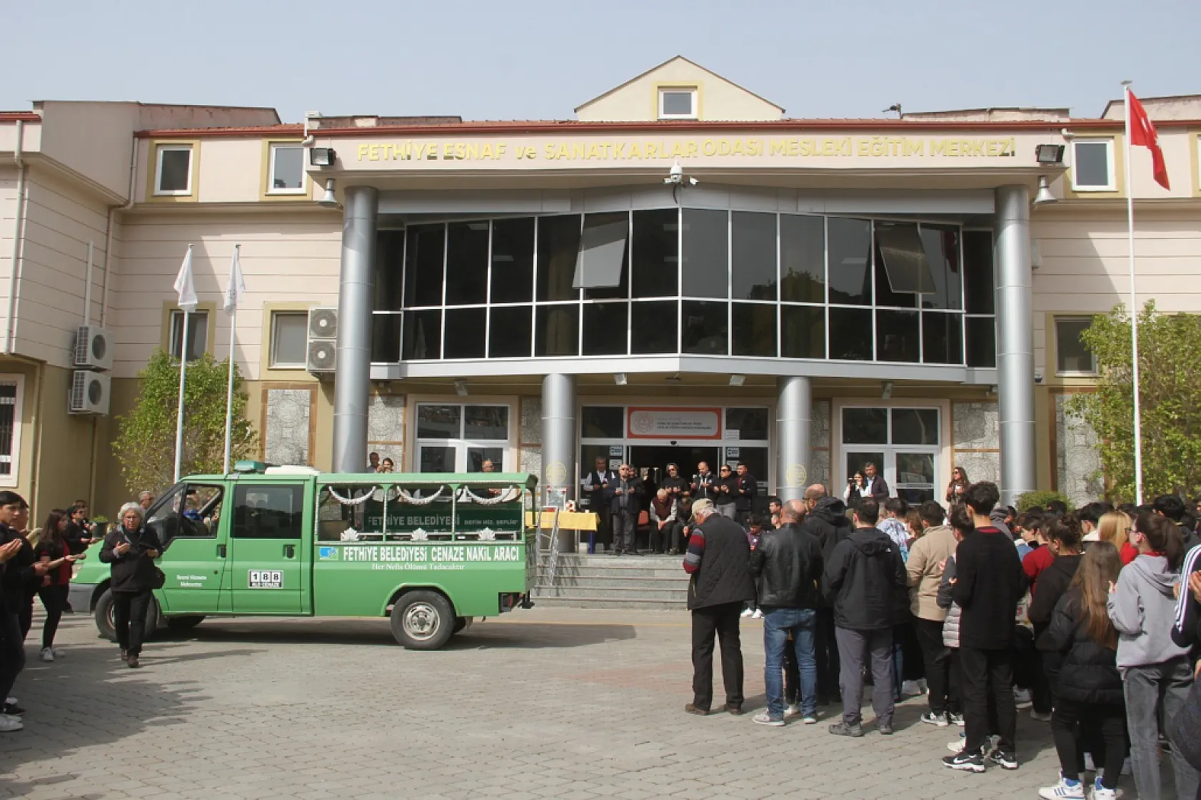 Öğretmen Ballı, son yolculuğuna görev yaptığı okulunda uğurlandı