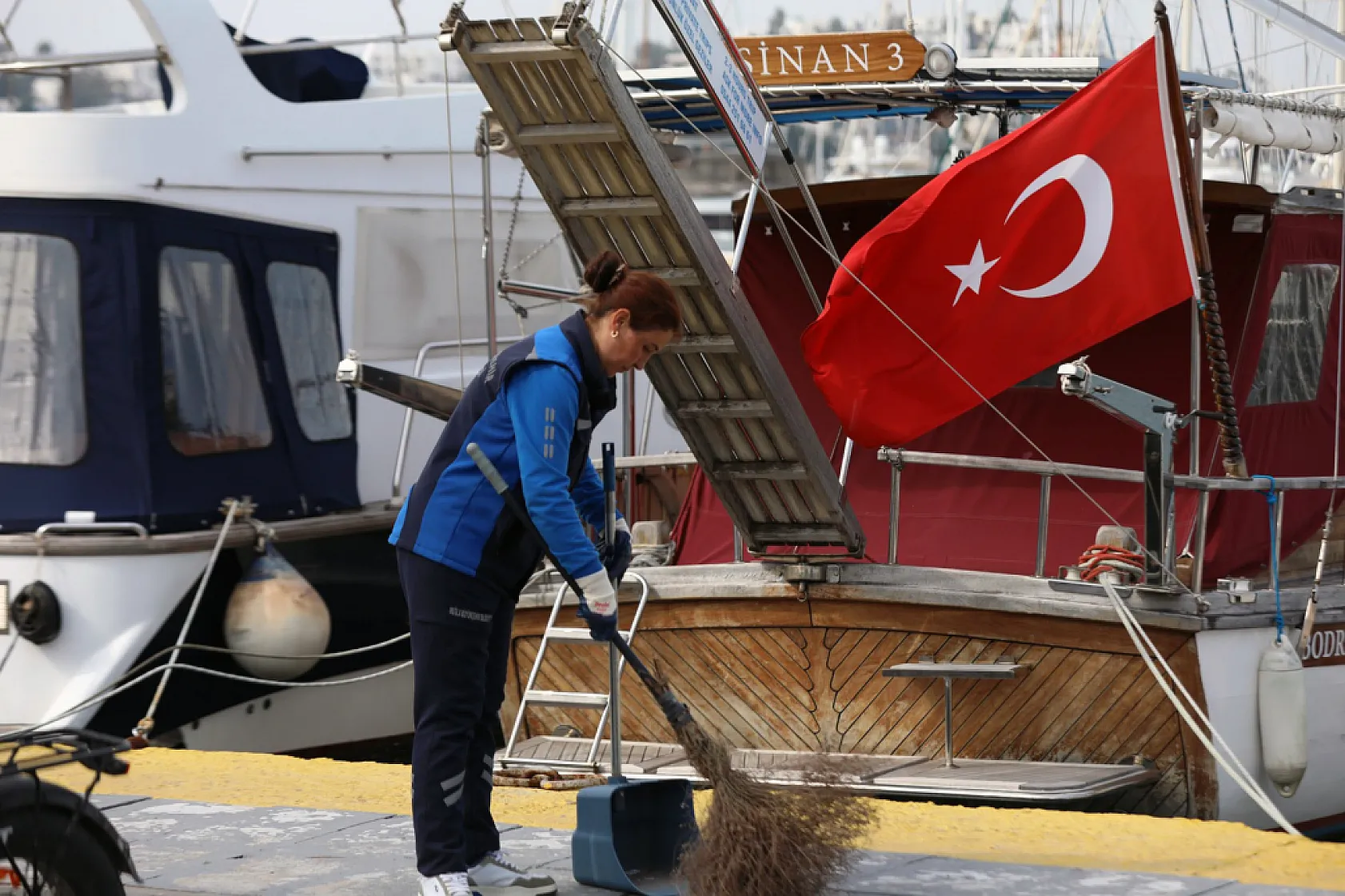 Muğla sokaklarının temizliği kadınlara emanet