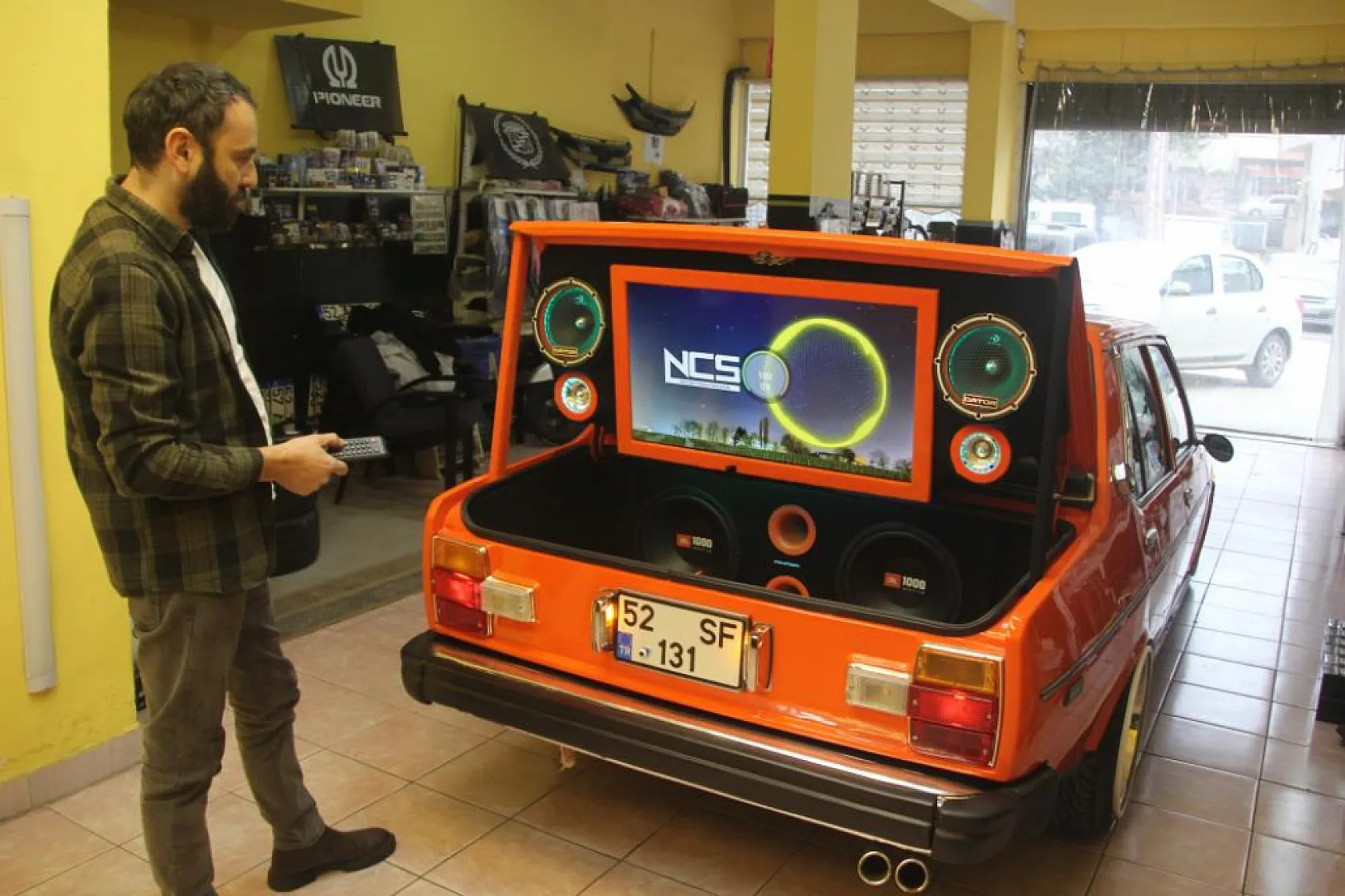 Yarım milyonluk antika aracı iş yerinde dekor olarak kullanıyor