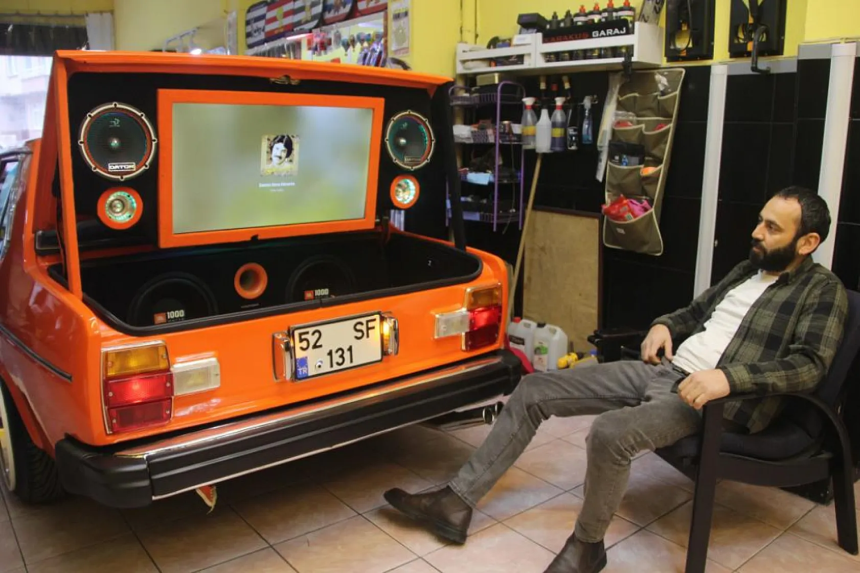 Yarım milyonluk antika aracı iş yerinde dekor olarak kullanıyor