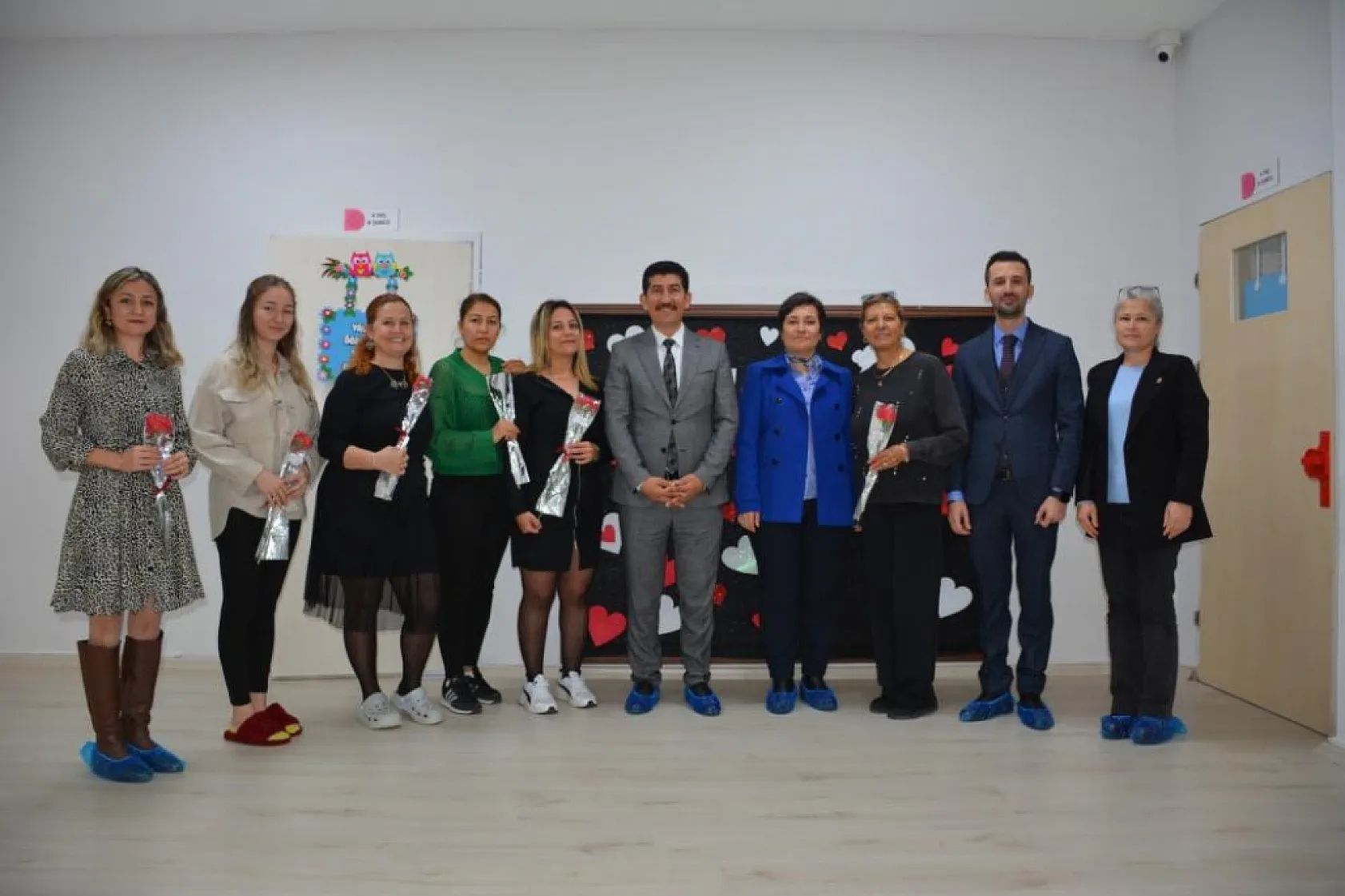 Köyceğiz'de kadın öğretmenlere karanfil takdiminde bulunuldu