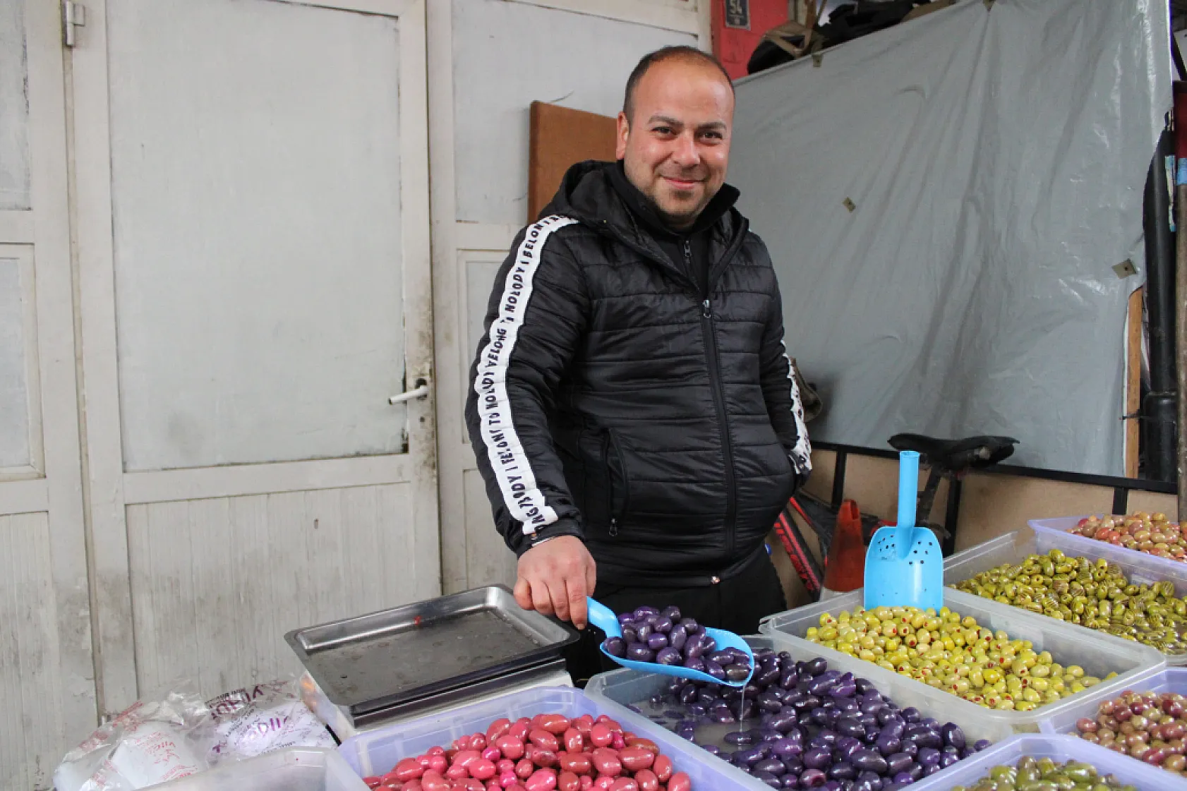 Altı aylık zahmetin ürünü mor ve pembe zeytinler vatandaşların ilgisini çekiyor