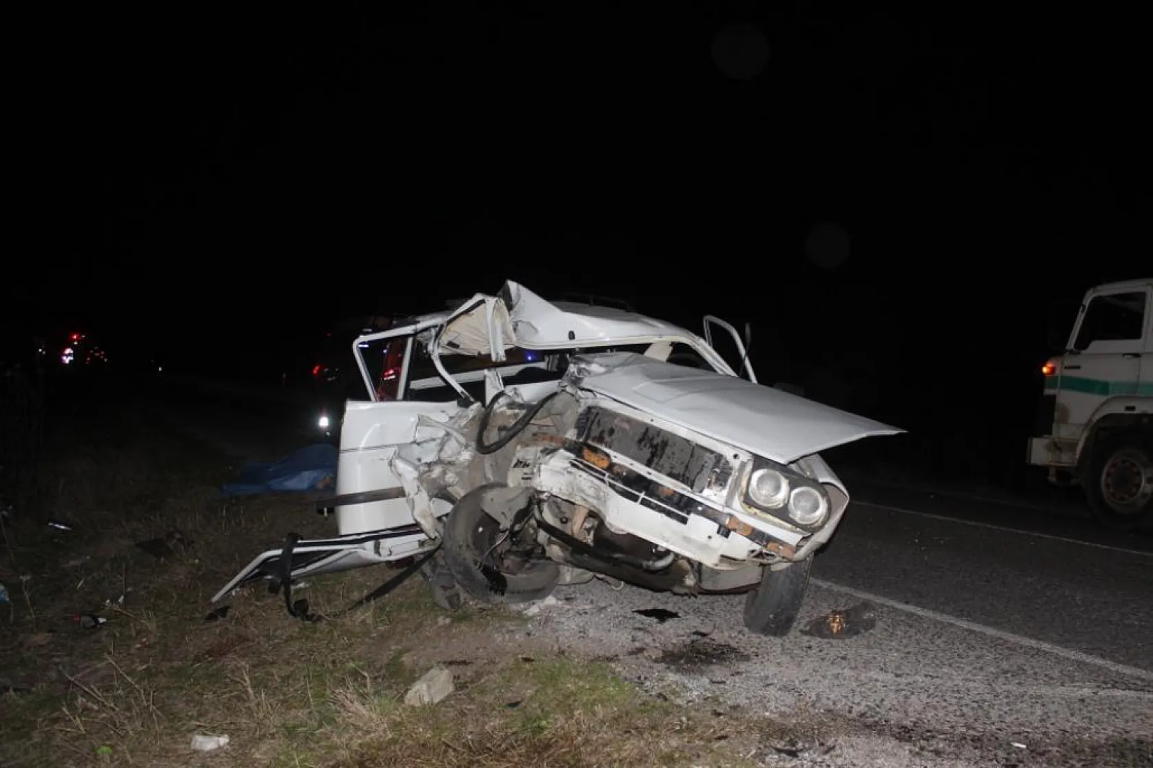Feci trafik kazası! Otomobil kamyona arkadan çarptı, 1 ölü, 3 yaralı