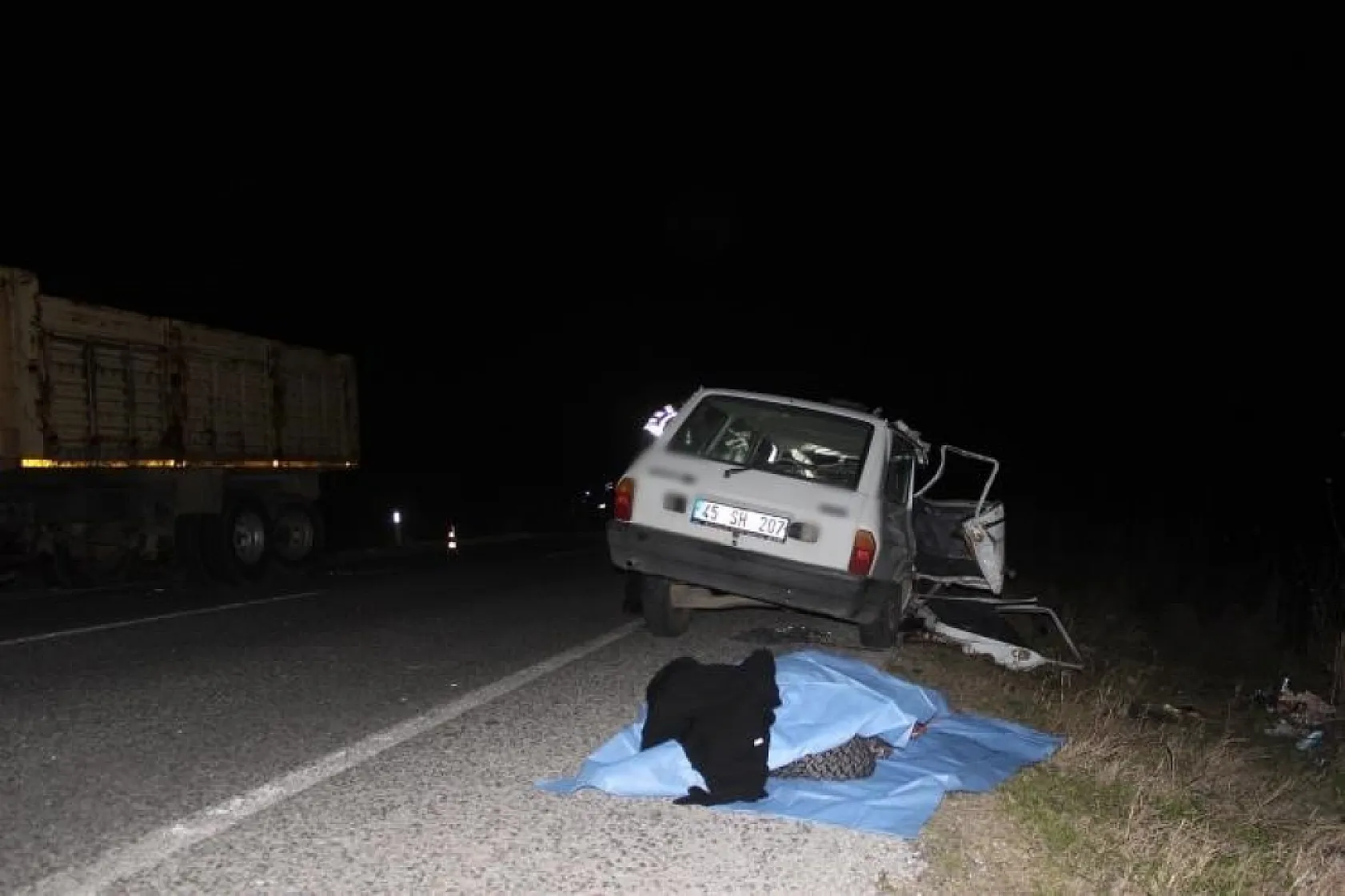 Feci trafik kazası! Otomobil kamyona arkadan çarptı, 1 ölü, 3 yaralı
