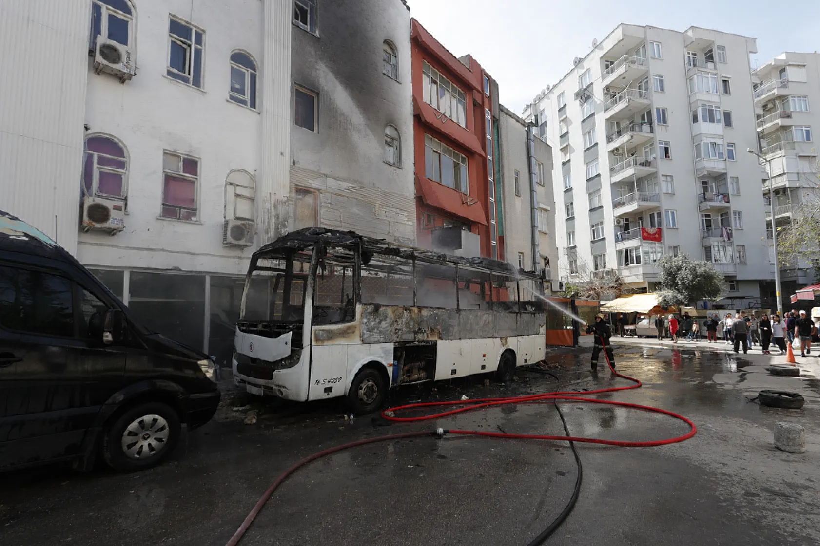 Midibüs alev alev yandı, mahalle sakinleri endişe içinde izledi