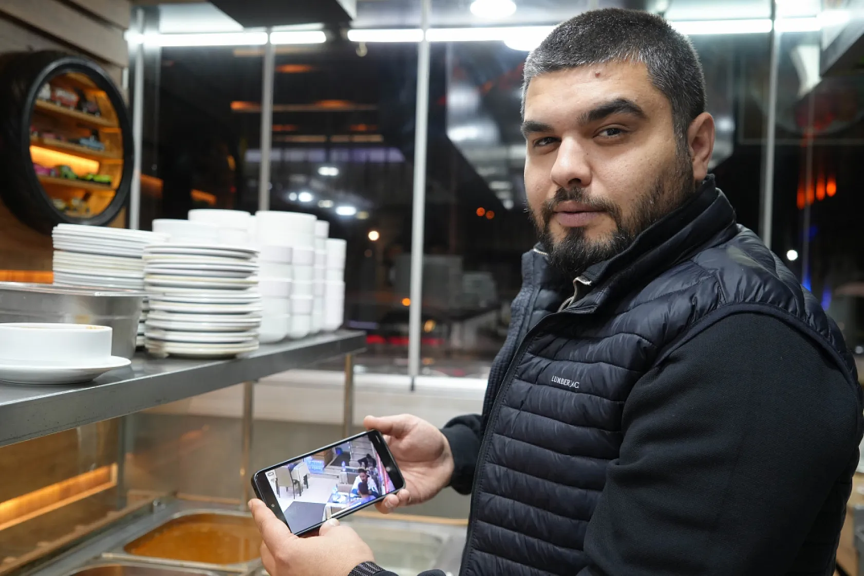 Müşteriden mide bulandıran hareket: İçtiği çorbanın parasını ödememek için tabağa kıl koydu