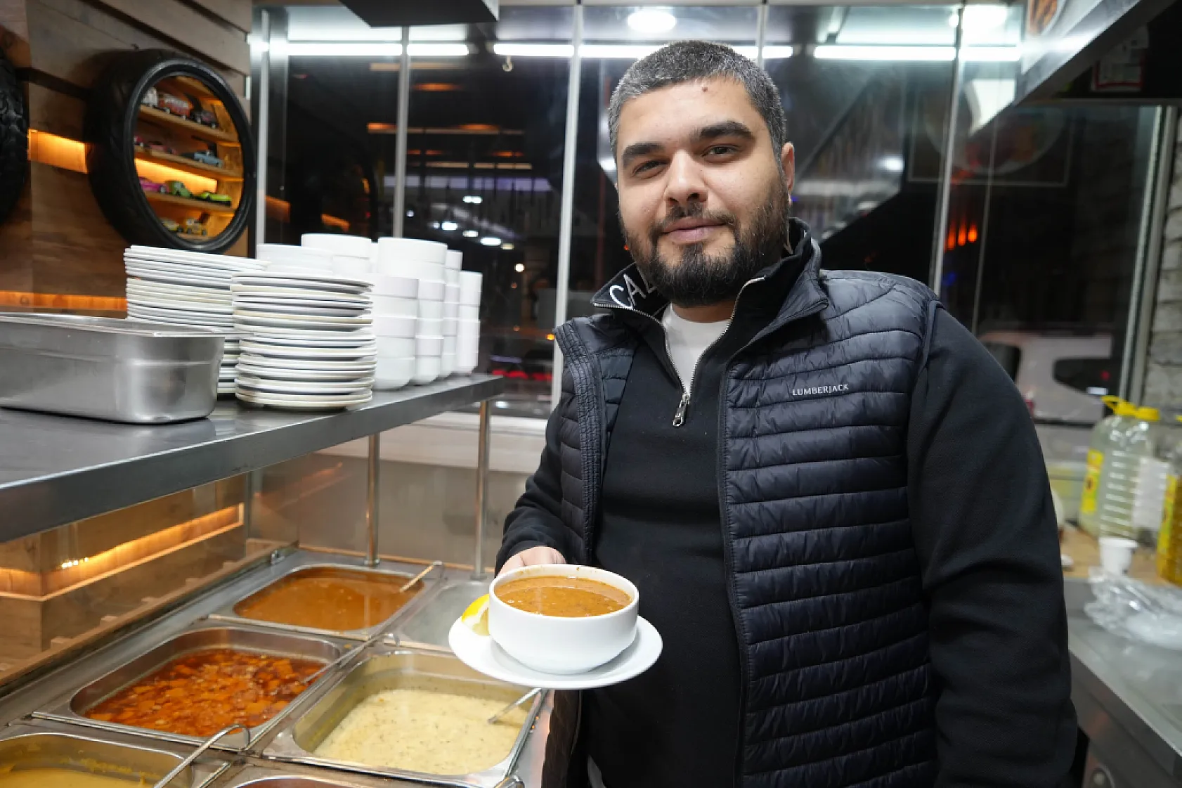 Müşteriden mide bulandıran hareket: İçtiği çorbanın parasını ödememek için tabağa kıl koydu