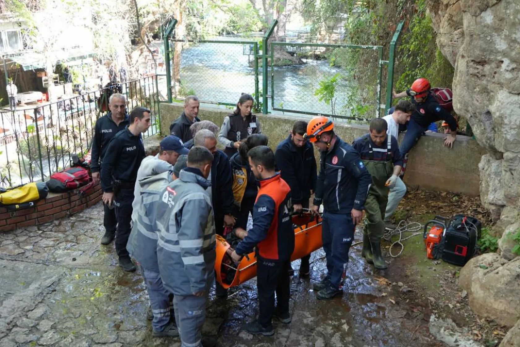 Düden Şelalesi'nde korku dolu anlar! Manzara izlerken 15 metre yuvarlandı