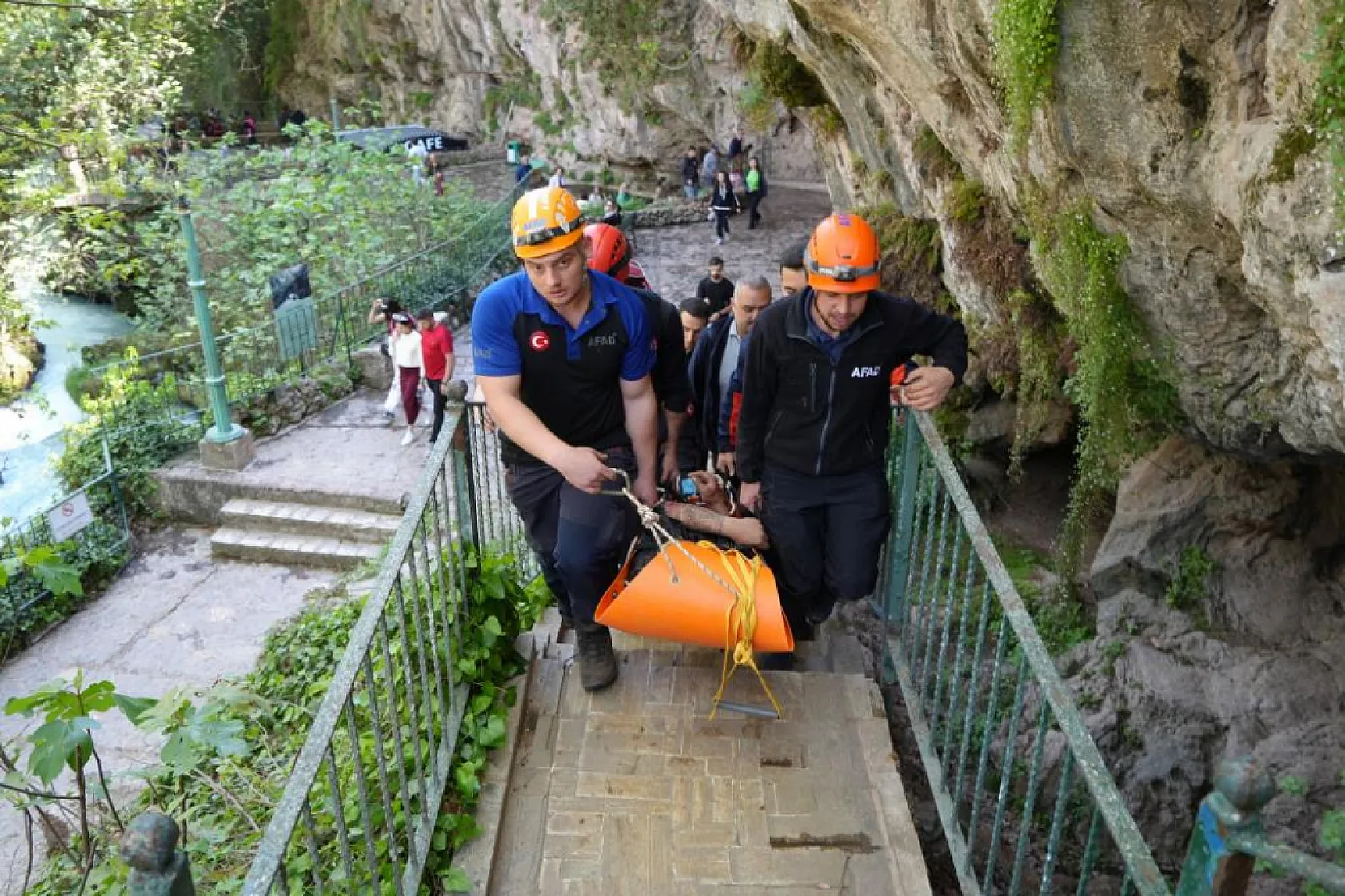 Düden Şelalesi'nde korku dolu anlar! Manzara izlerken 15 metre yuvarlandı