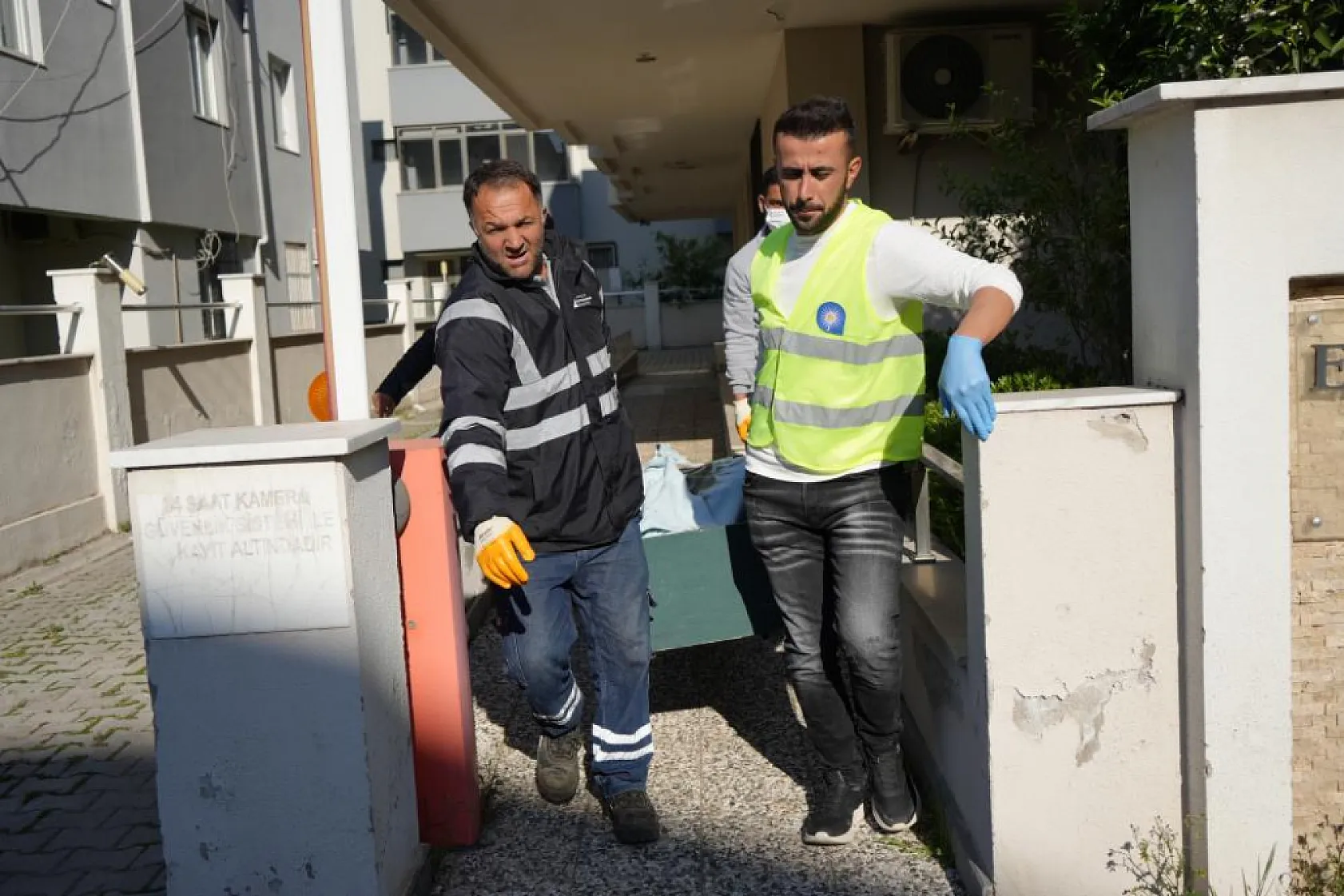 Gardırobun içinde kendini yakan adam hayatını kaybetti